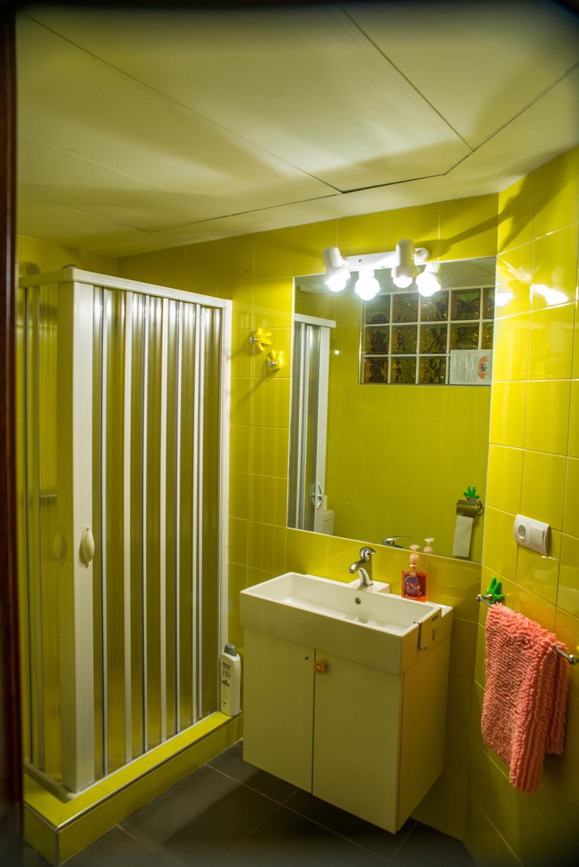 Double Room with Private External Bathroom - Photo 11