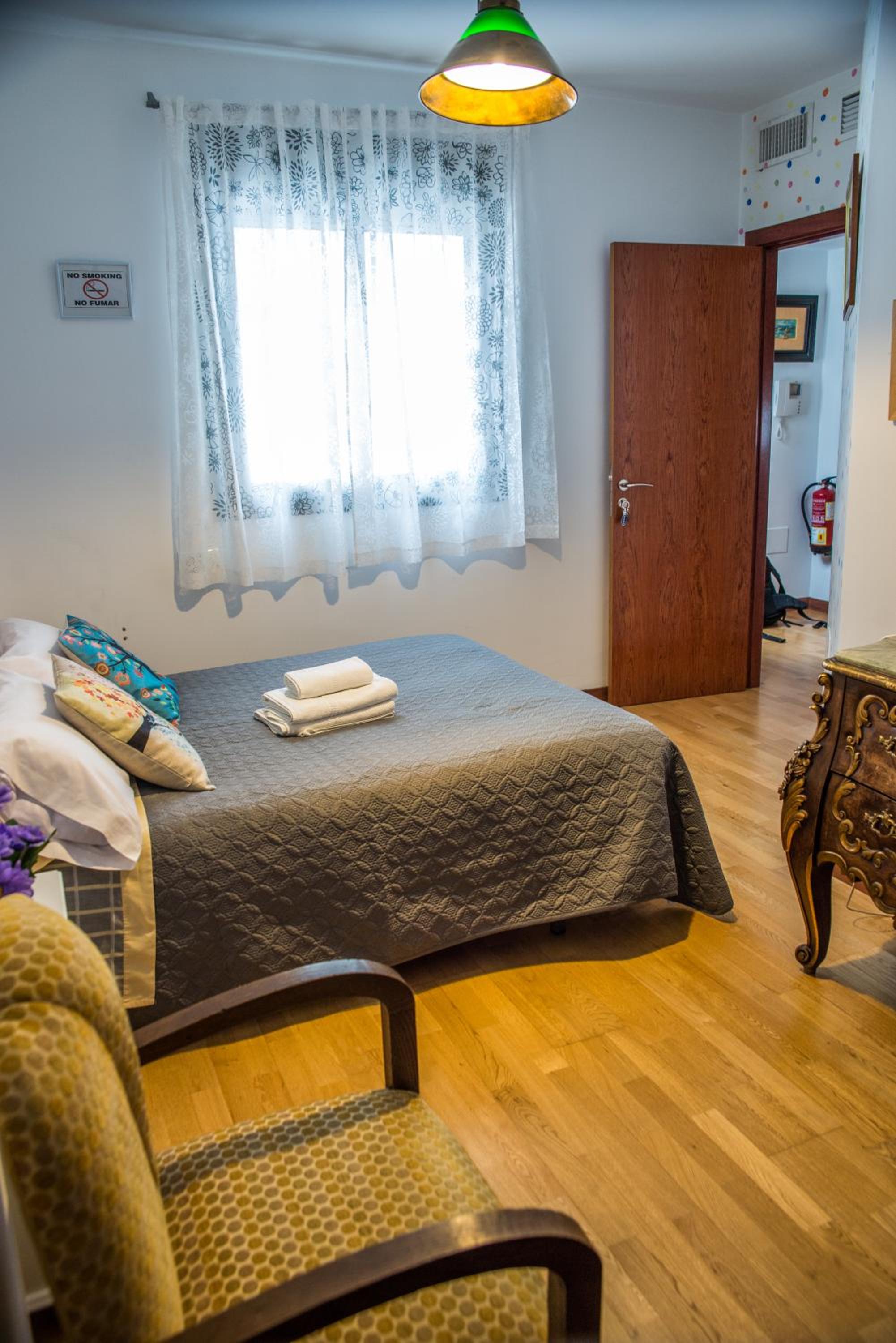 Double Room with Private External Bathroom - Photo 6