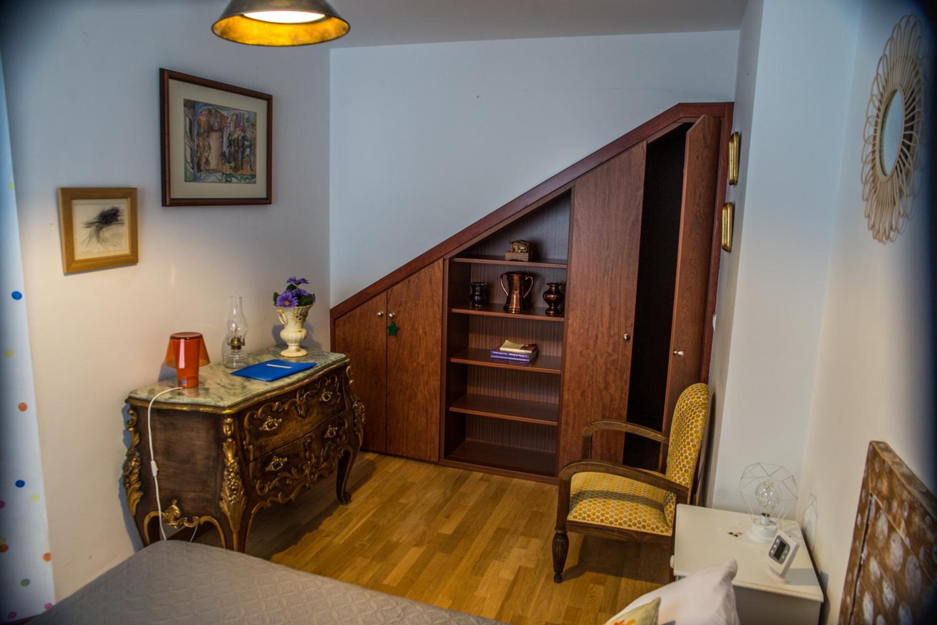 Double Room with Private External Bathroom - Photo 8