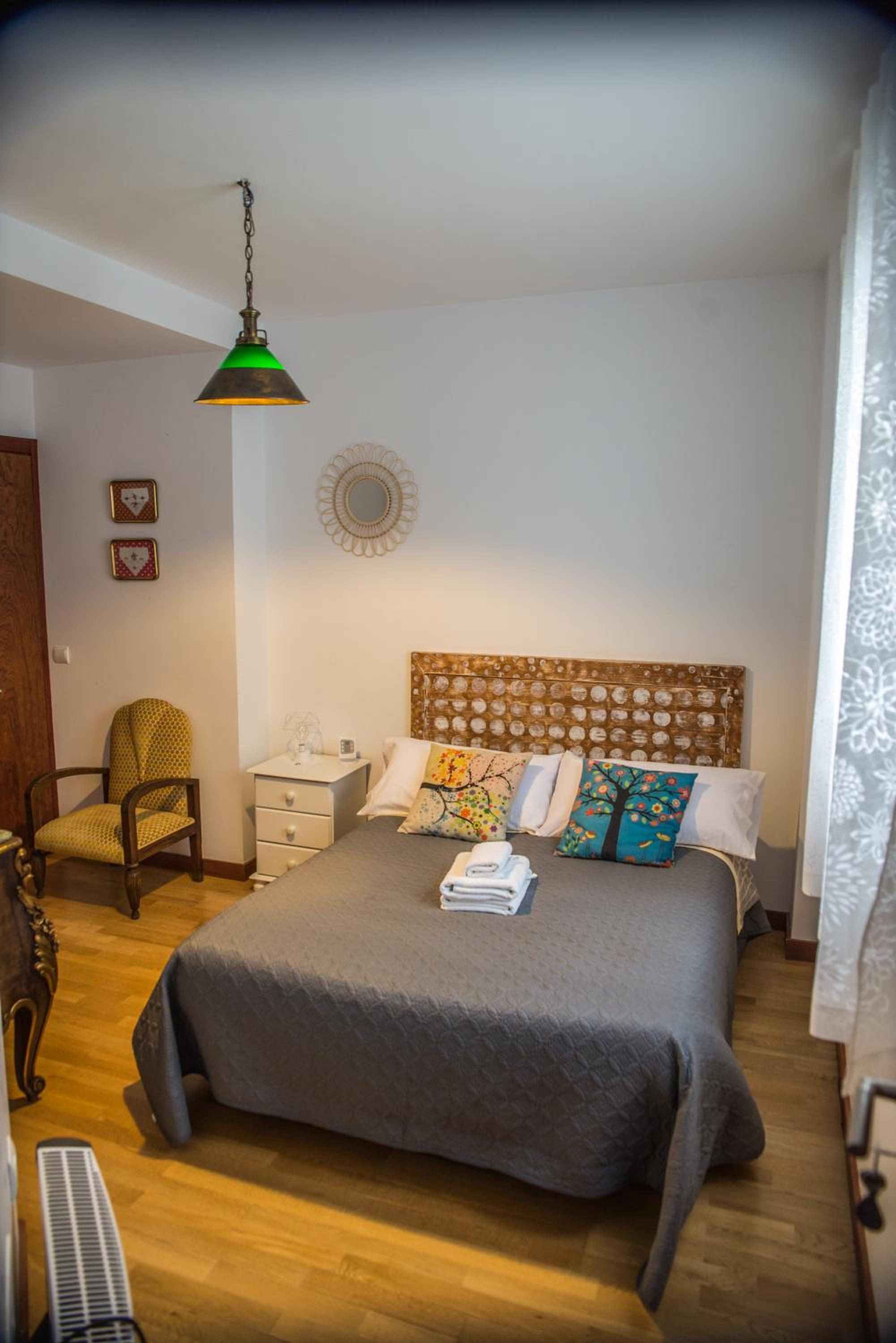 Double Room with Private External Bathroom - Photo 13