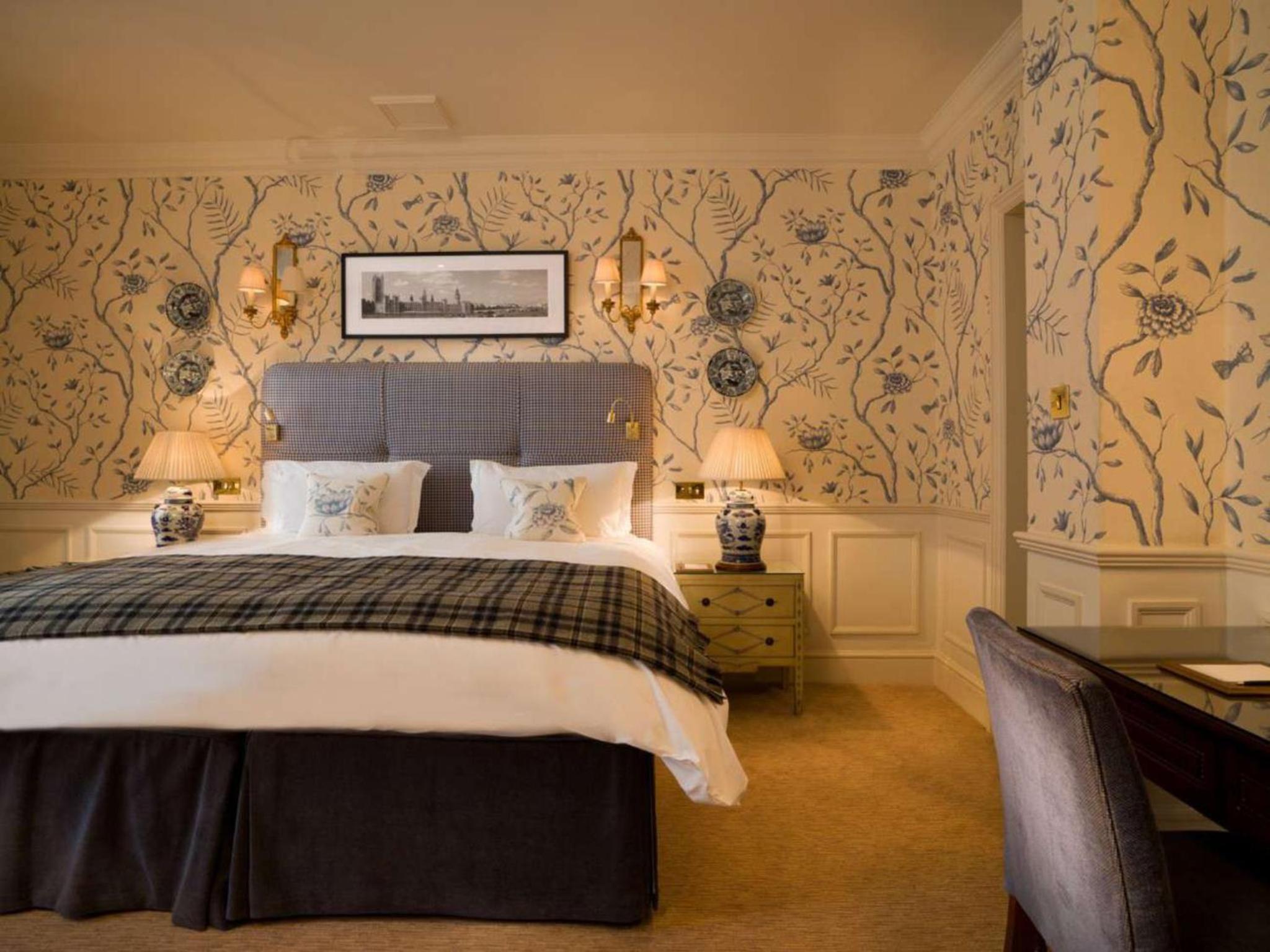 Deluxe King Room thumbnail 5