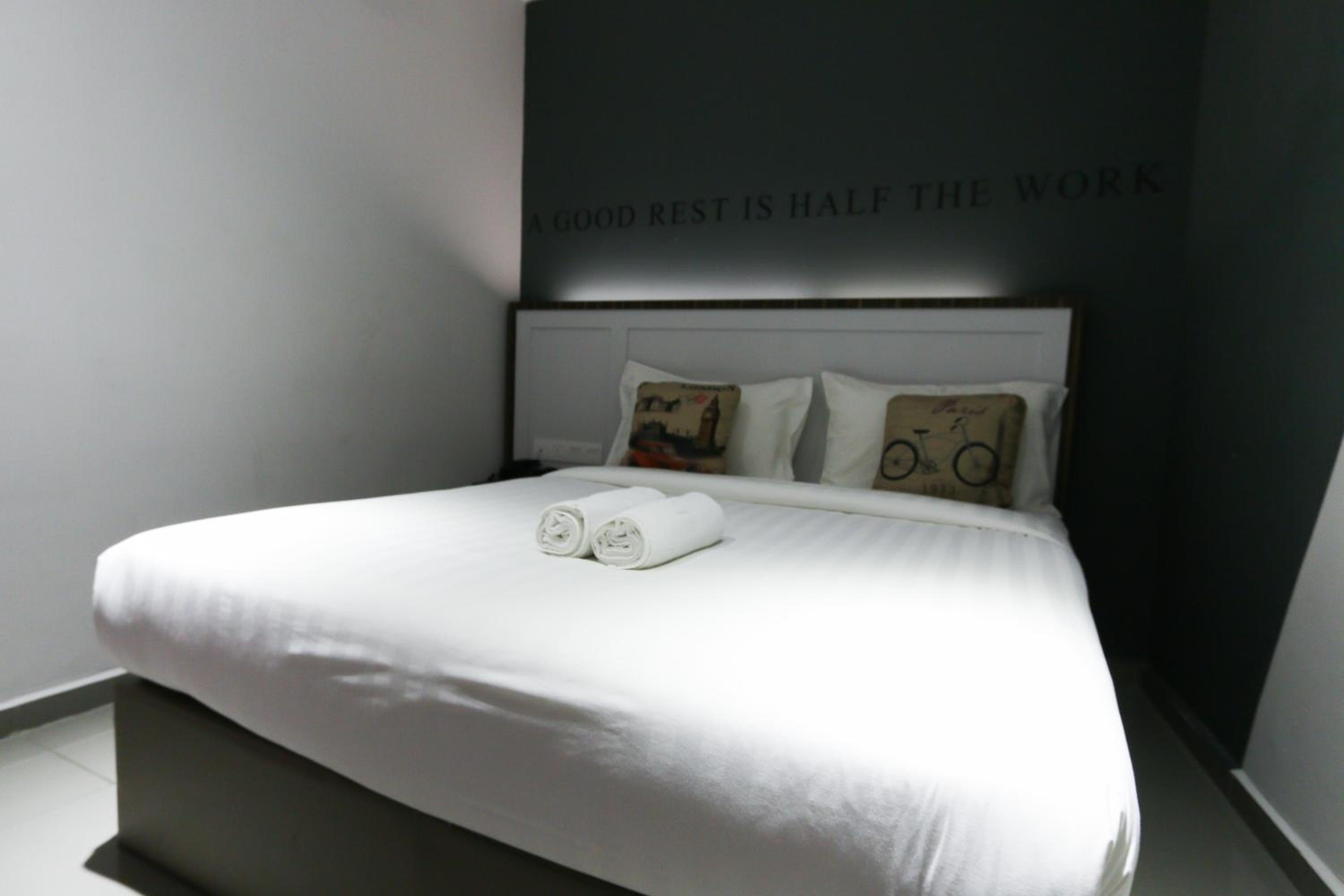 Deluxe Queen Room with Window