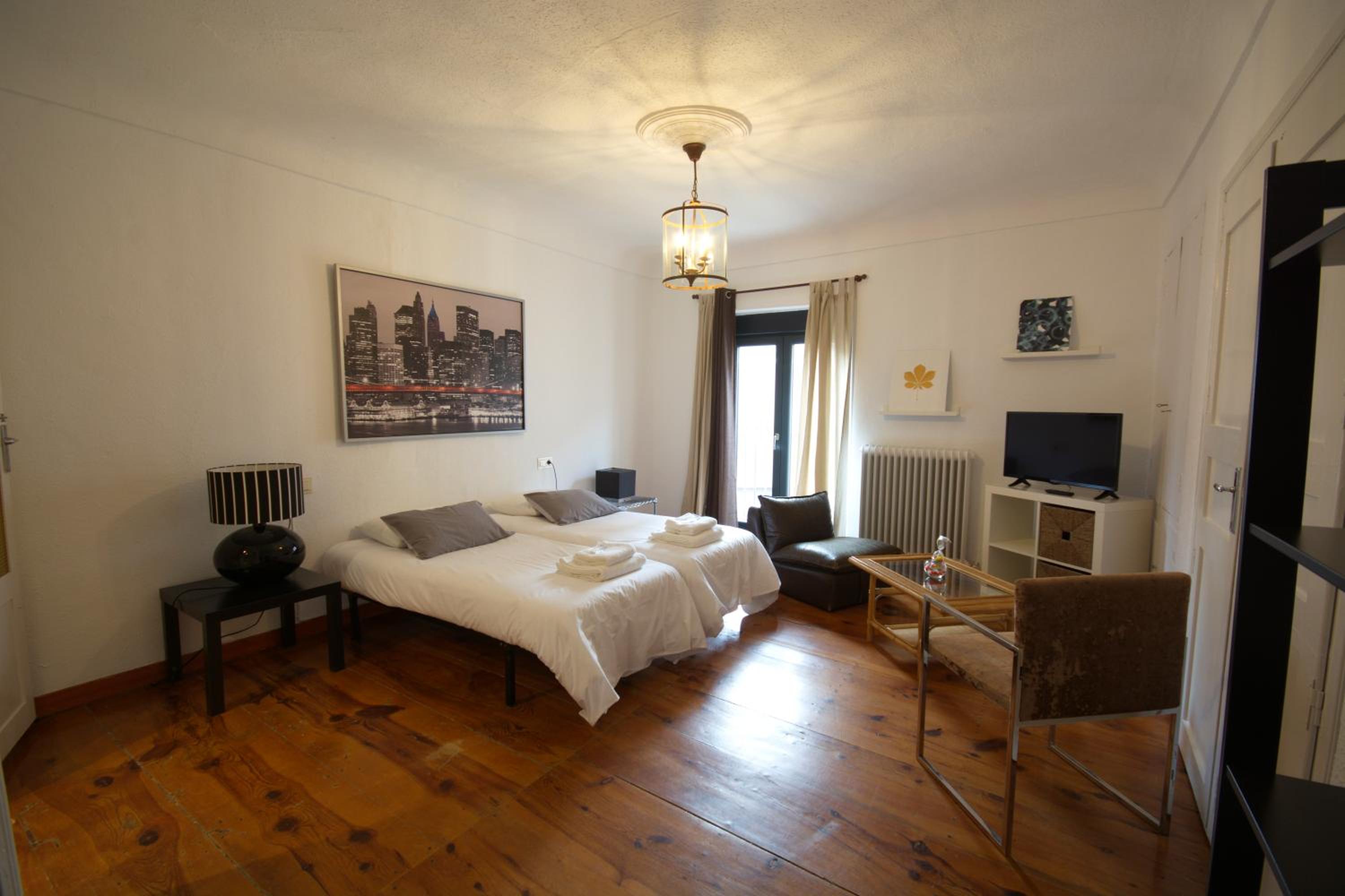 Double Room with Balcony - Photo 4