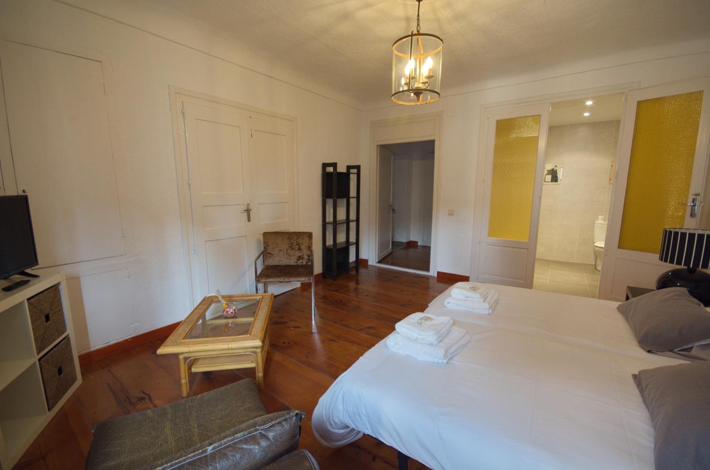 Double Room with Balcony - Photo 6