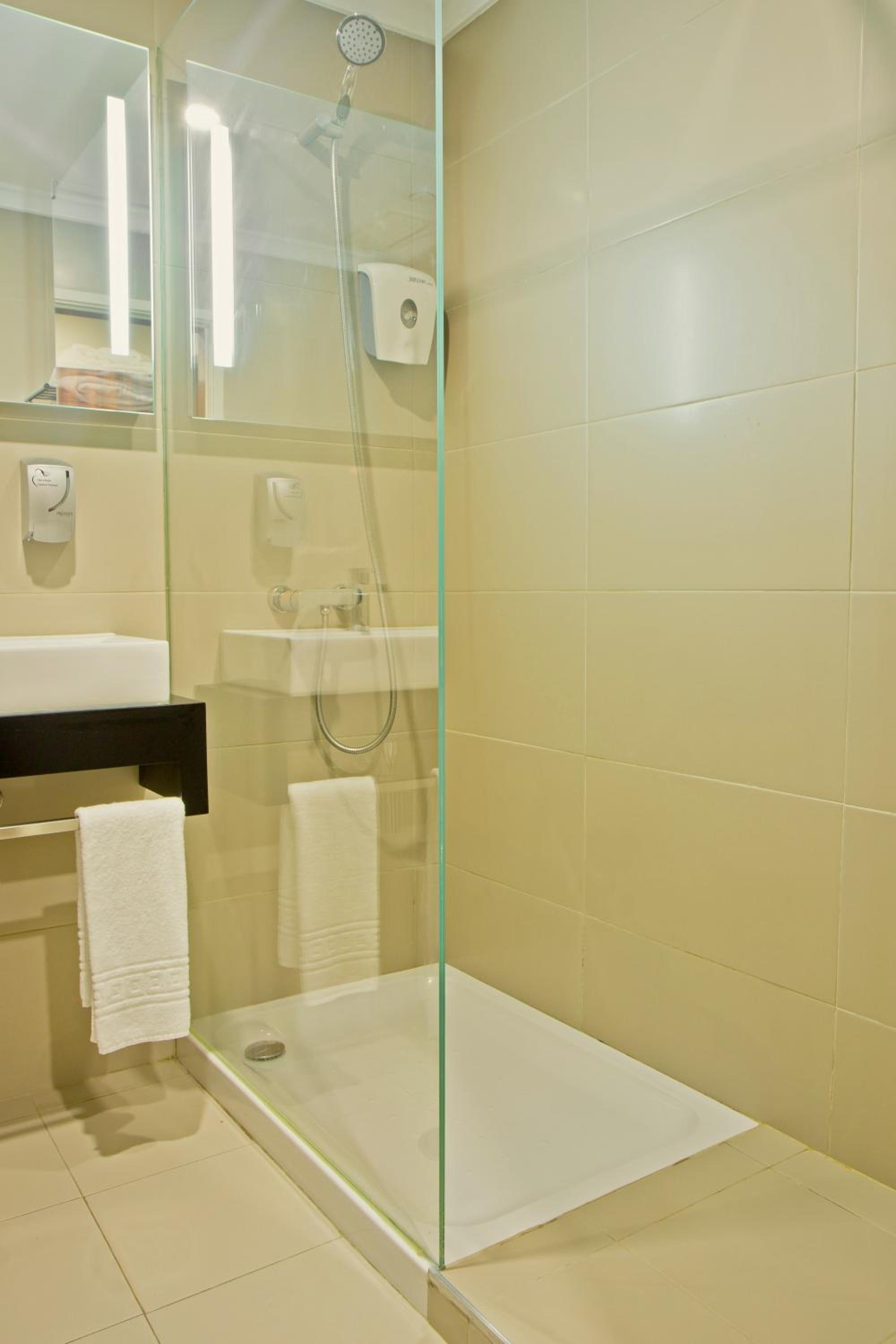 Double or Twin Room - Photo 13