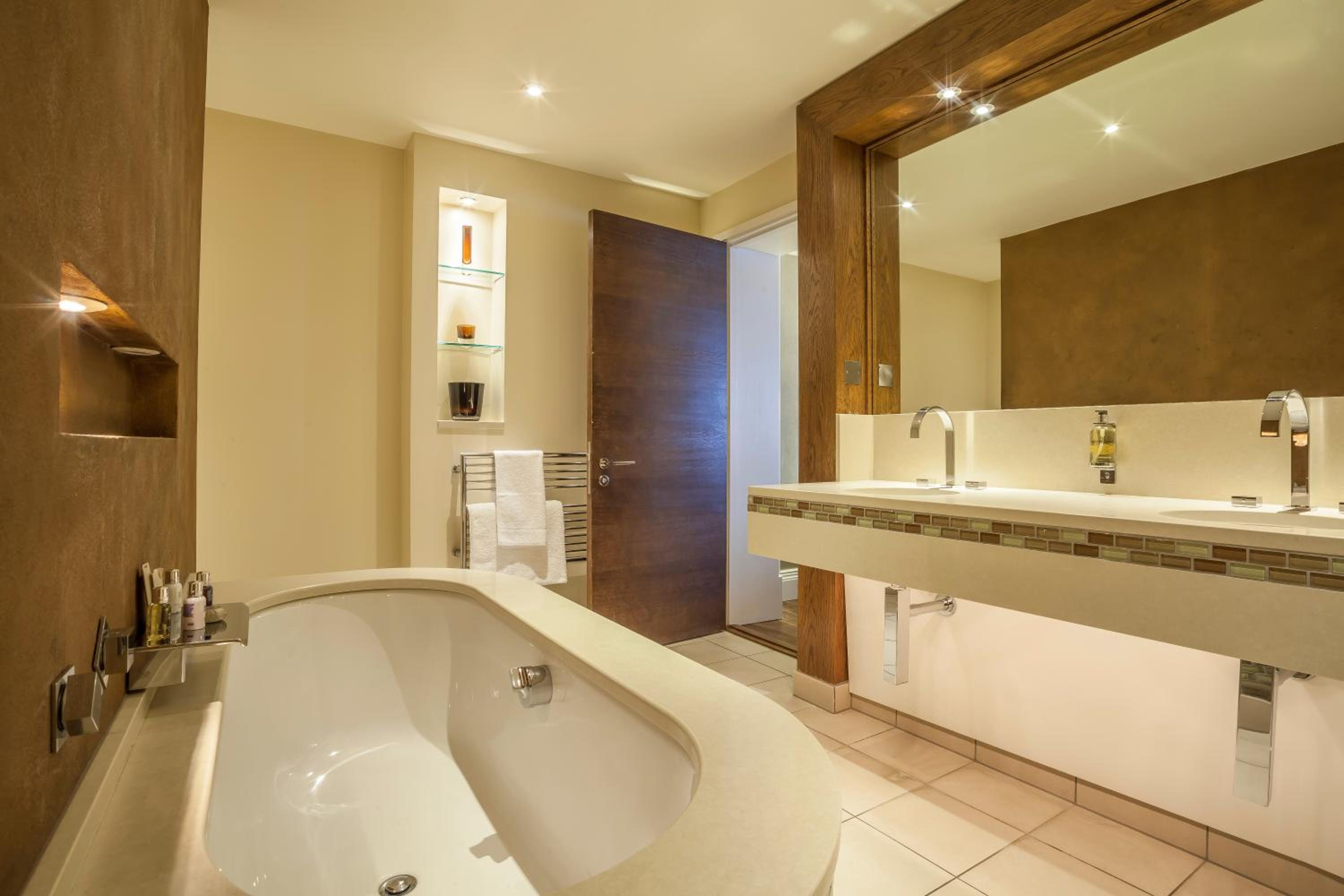 Roseate Executive Suite - Photo 5