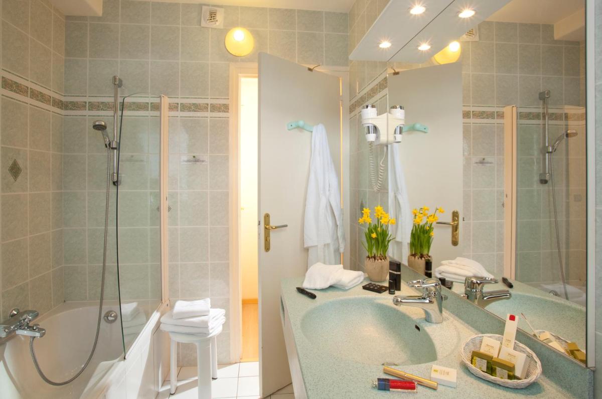 Superior Double Room with Balcony and Bath photo 3