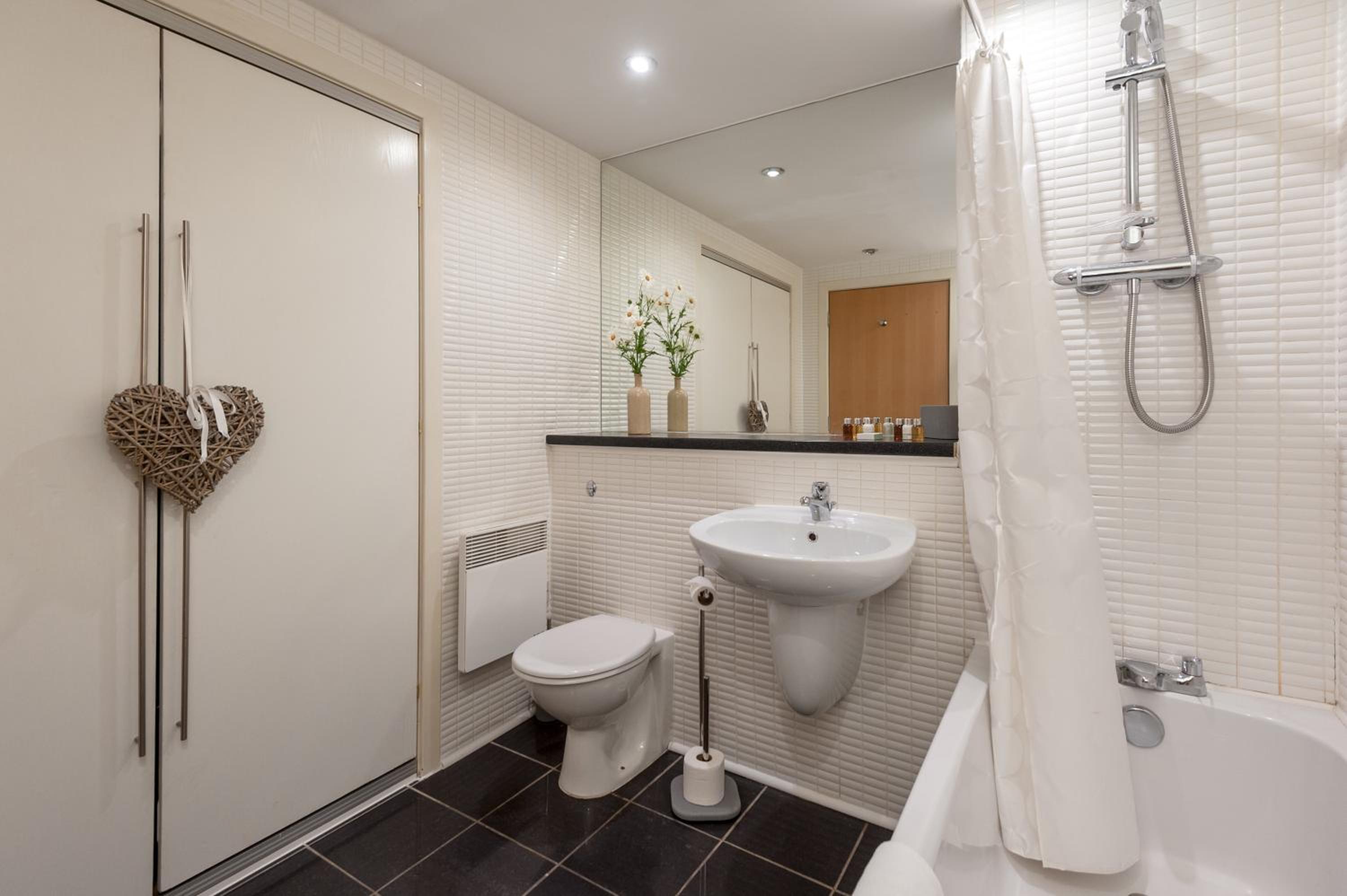 Two-Bedroom Apartment – 145 Albion Street, G1 1QS photo 2