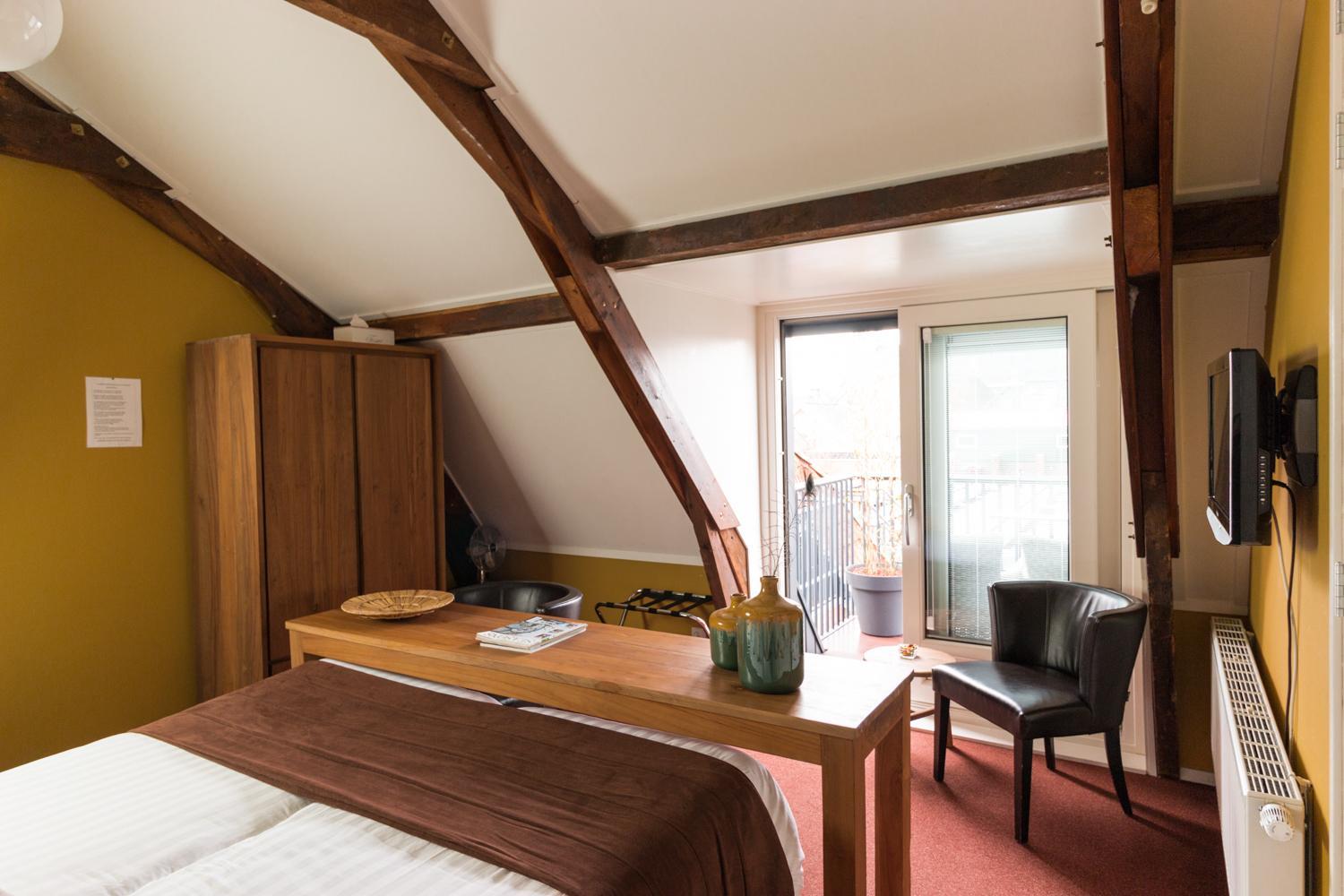 Double Room with Balcony - Photo 4