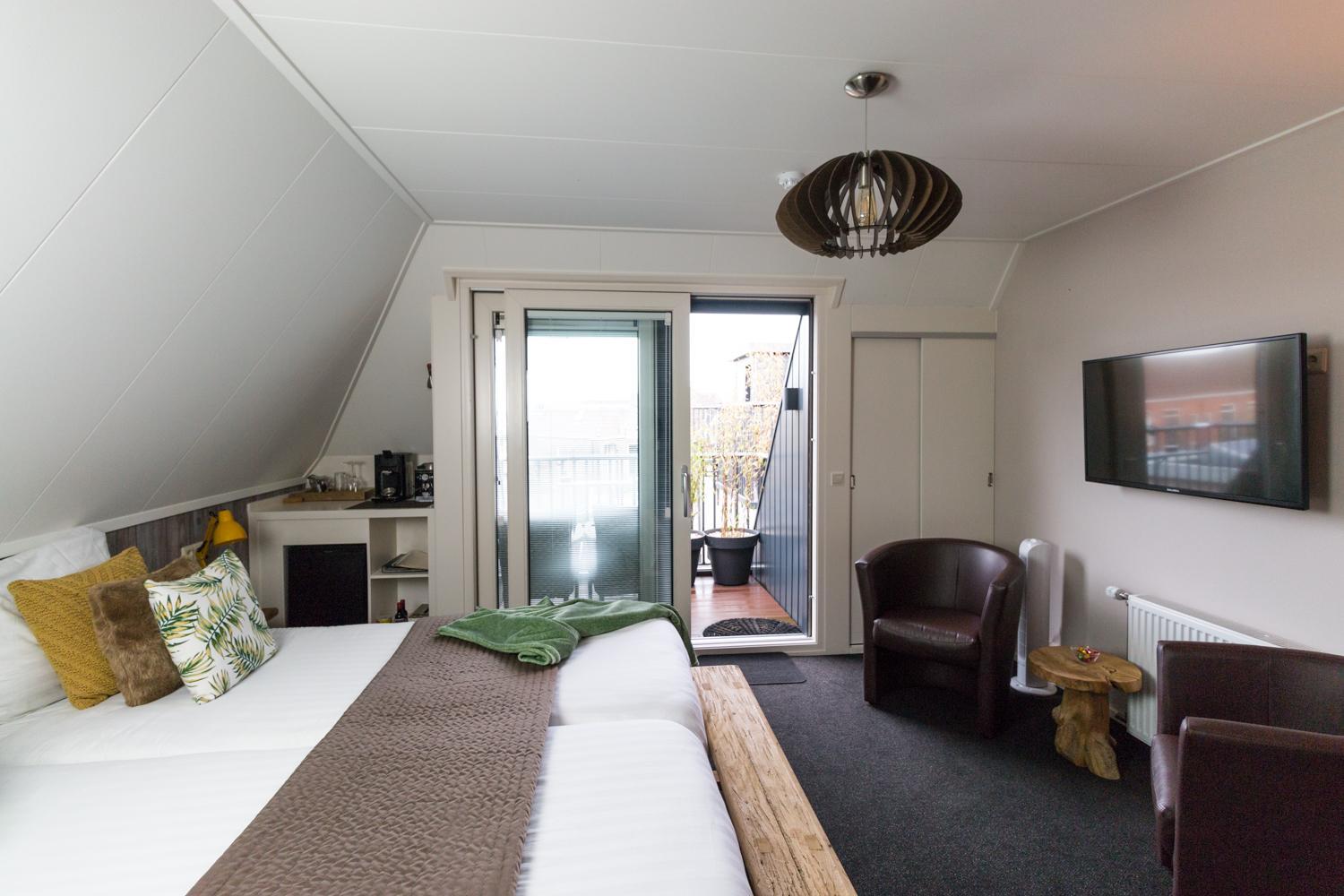 Double Room with Balcony - Photo 2