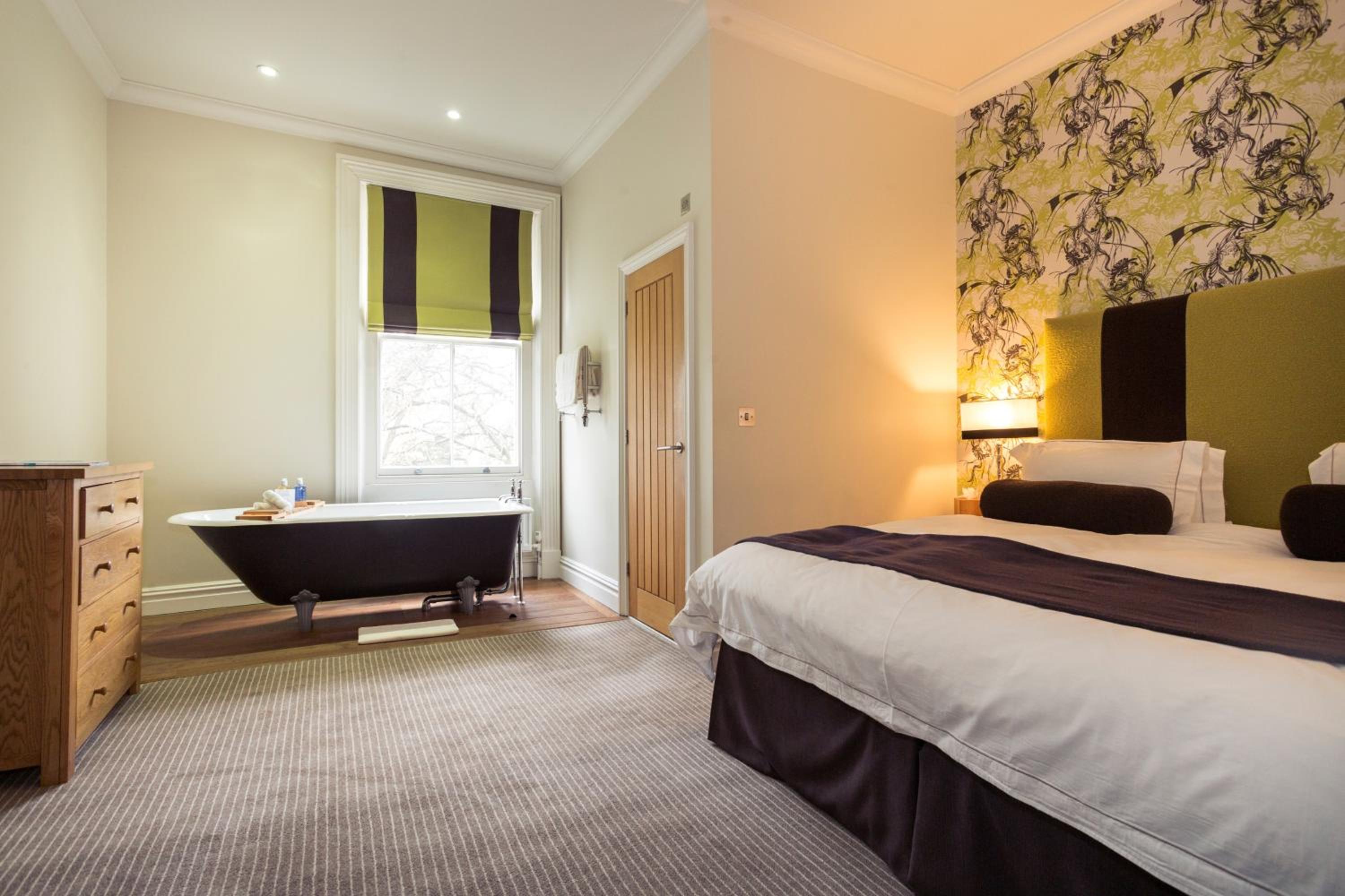Large Double Room - Photo 1