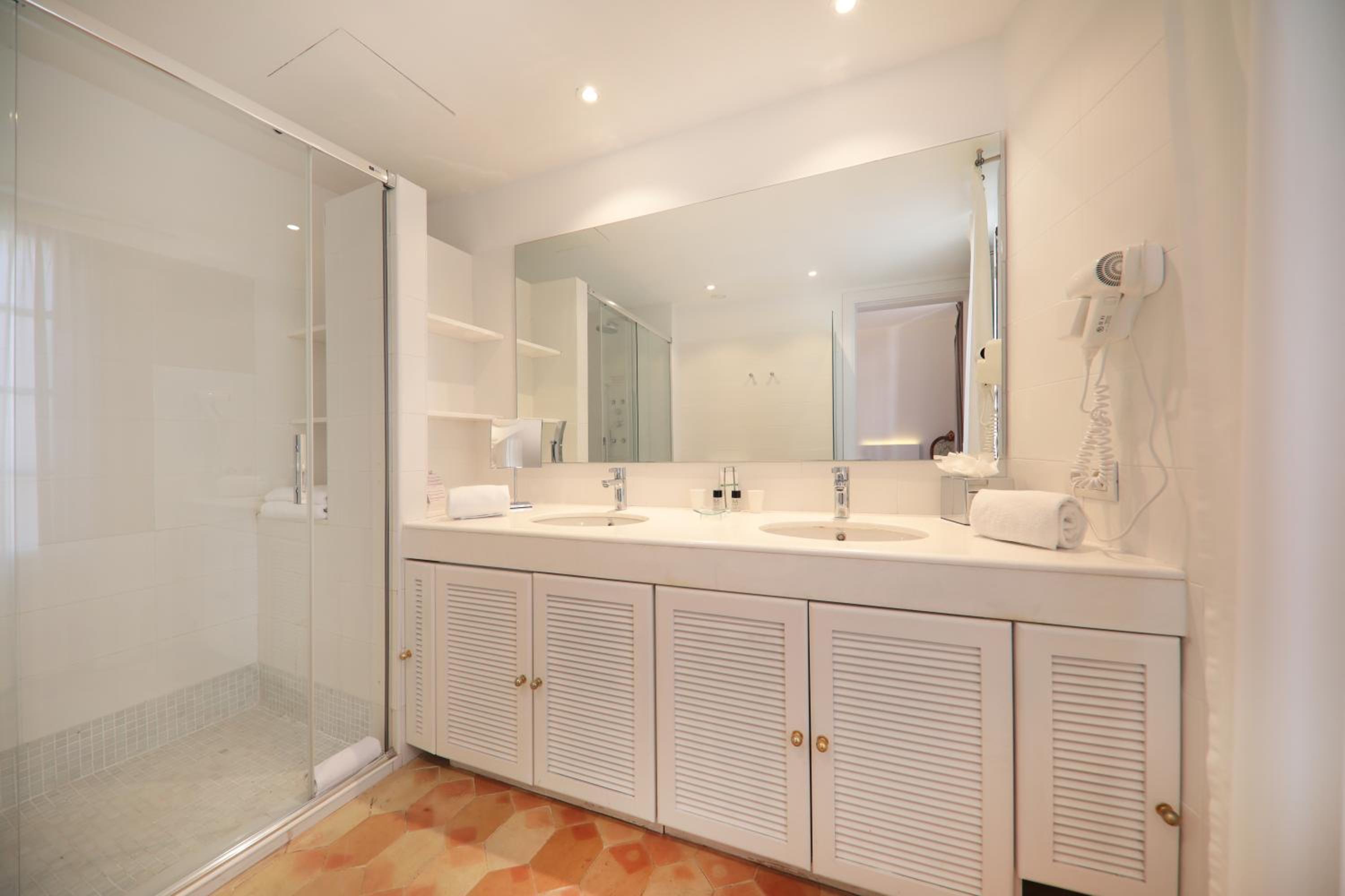 Double Room thumbnail 5