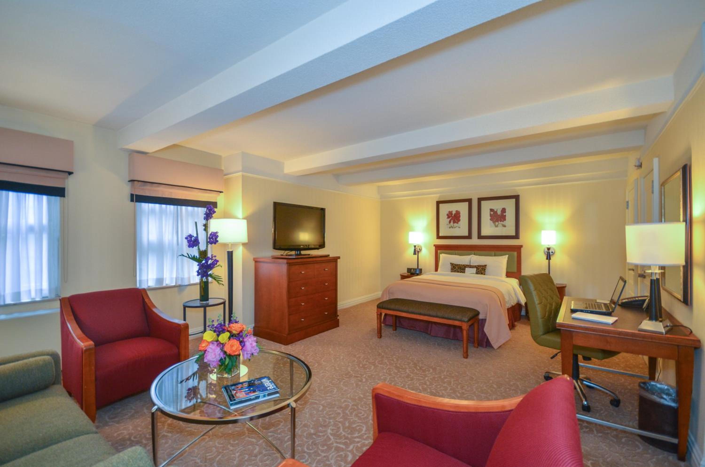 Executive Junior Queen Suite thumbnail 5