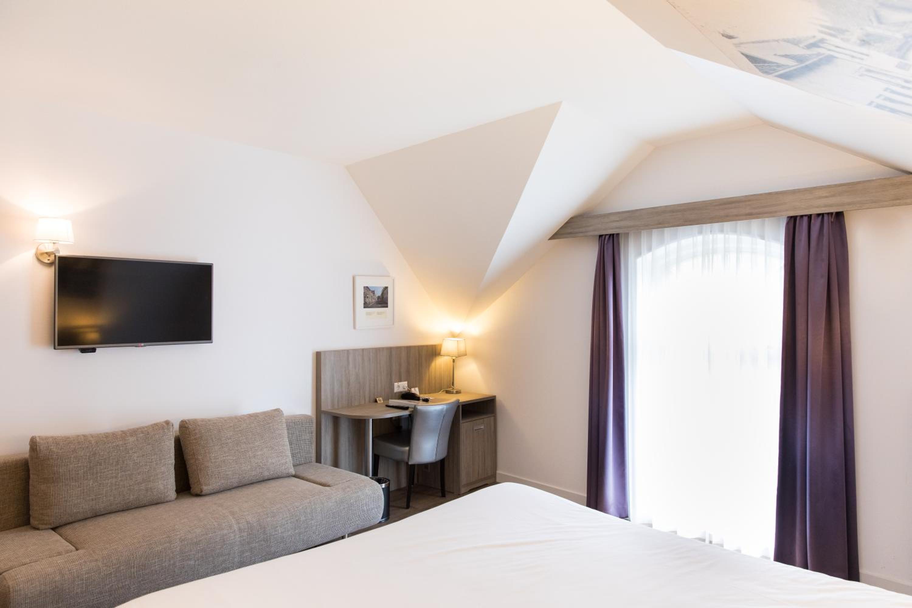 Deluxe King Room - Non-Smoking - Photo 4
