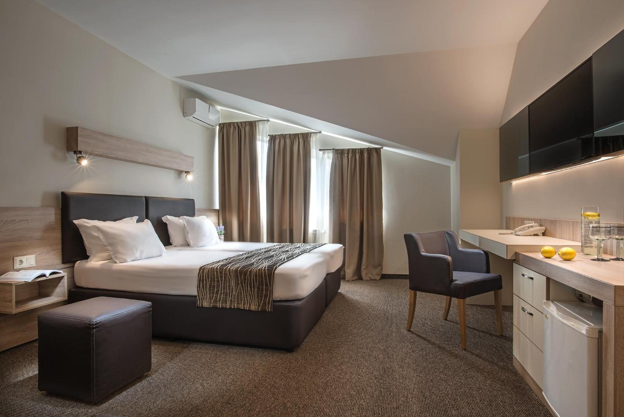 Double Room - Photo 9