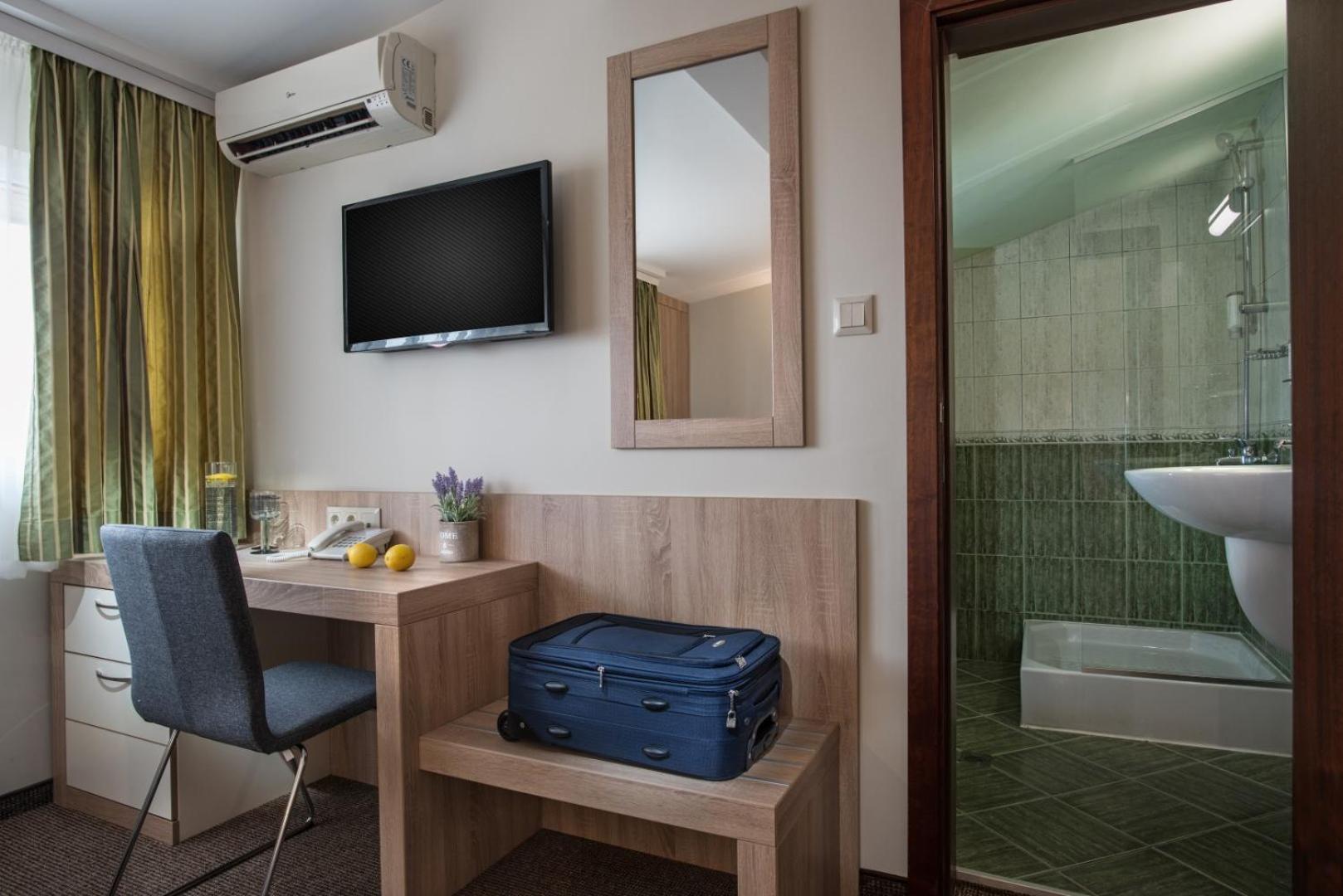 Double Room - Photo 5
