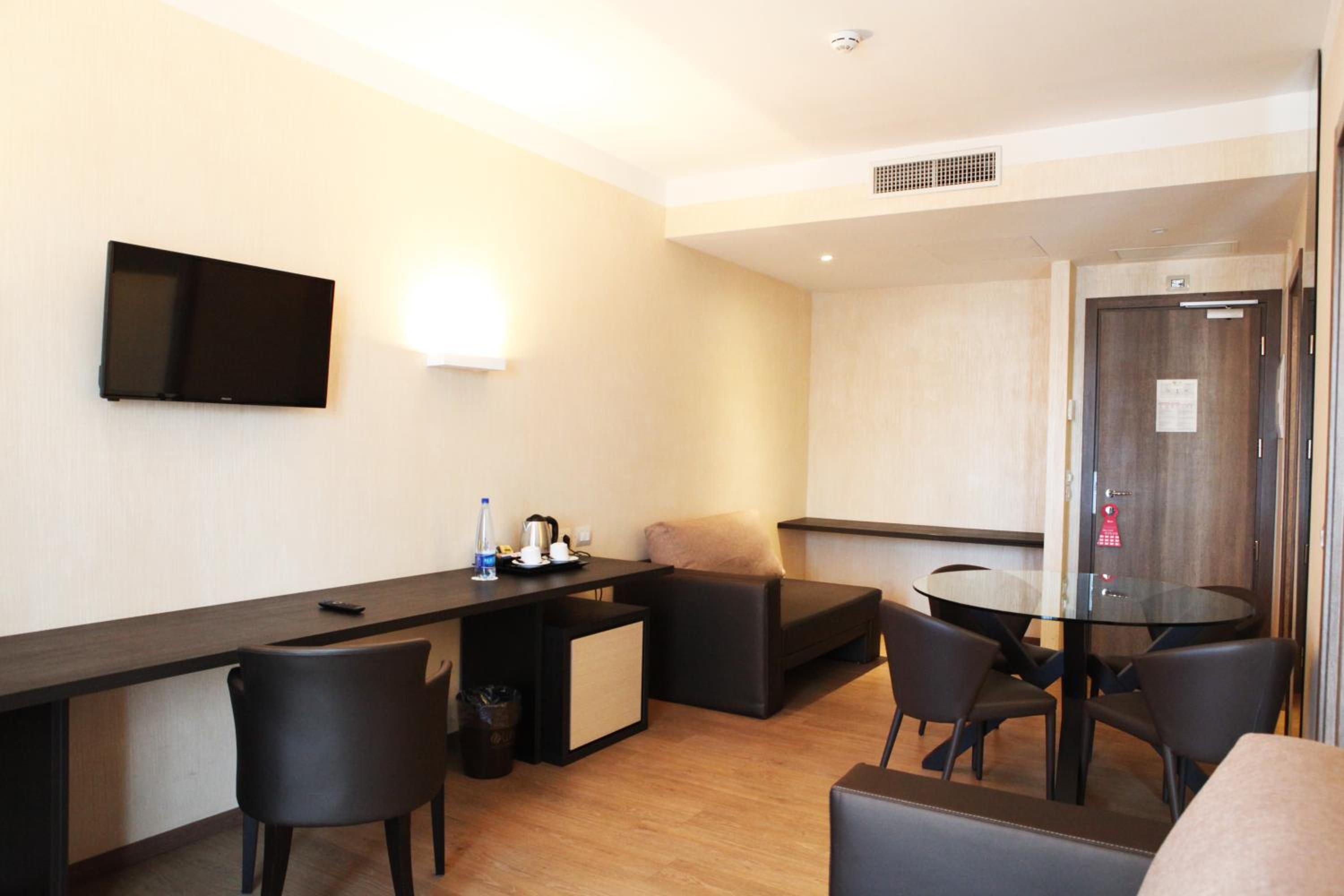 Quadruple Room with Balcony thumbnail 5