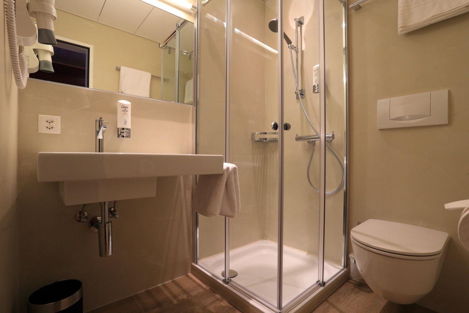 Twin Room with Balcony and Lake View photo 2