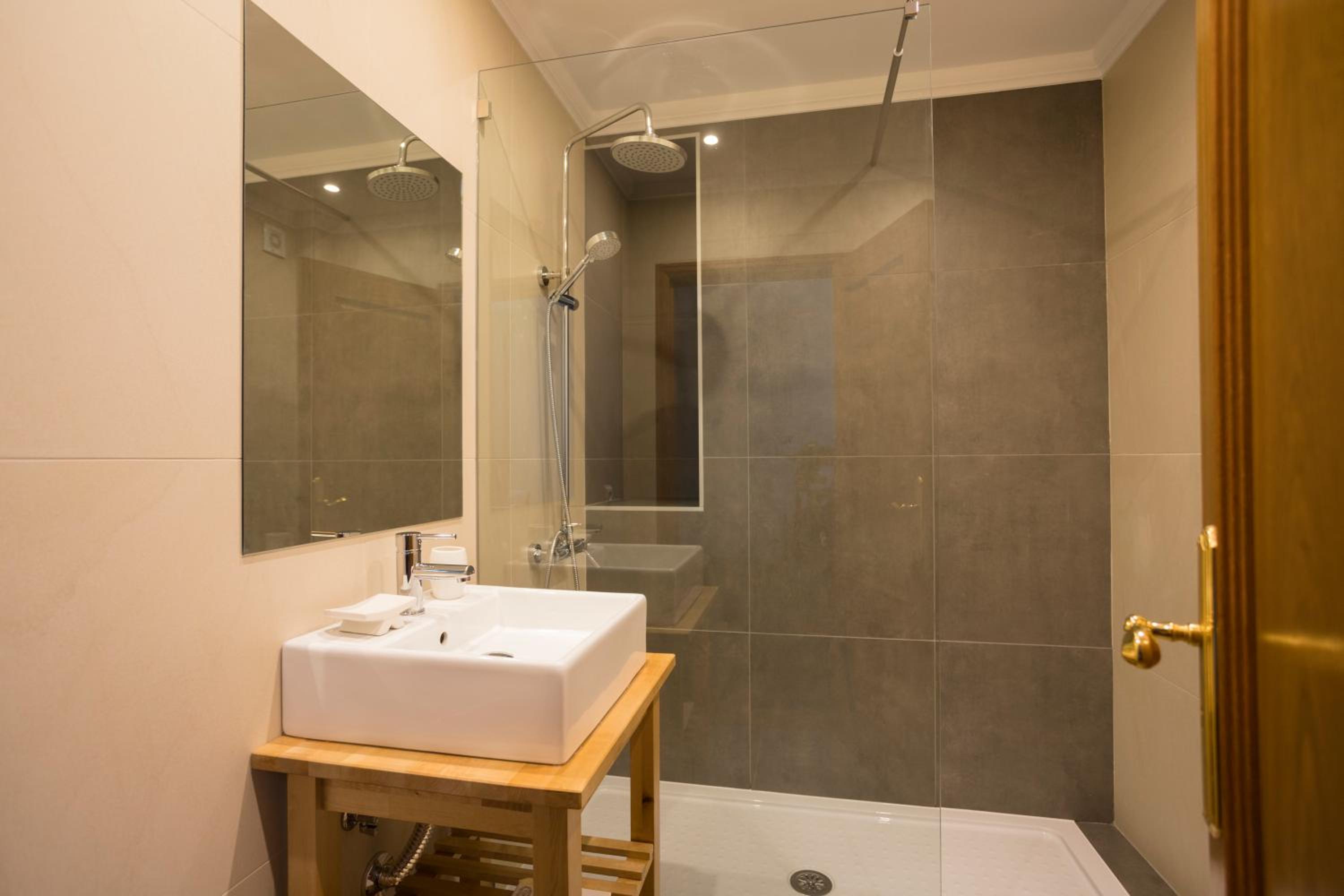 Double or Twin Room with Private Bathroom photo 3