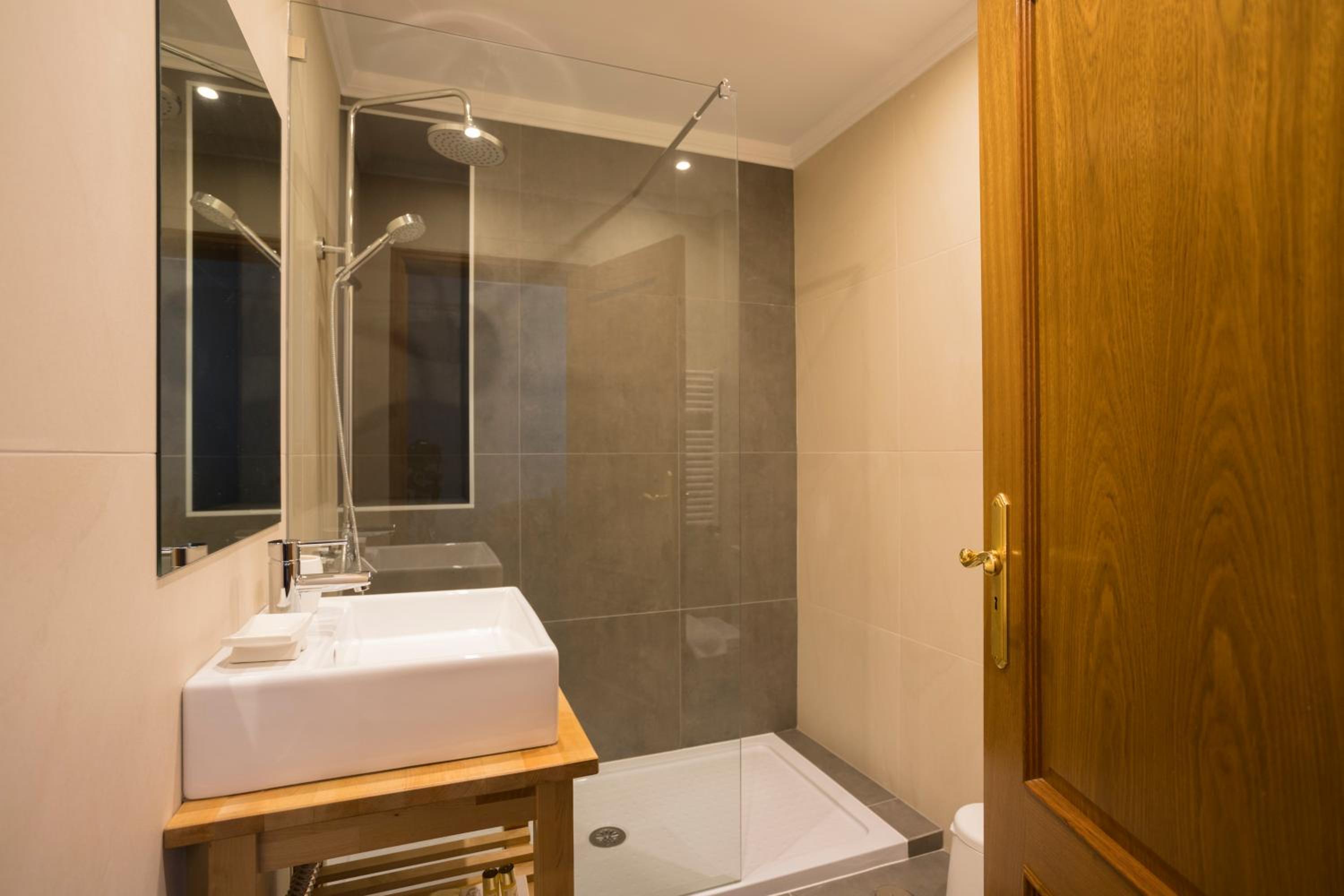 Double or Twin Room with Private Bathroom photo 3