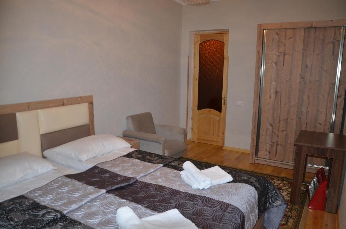 Double Room with Private Bathroom photo 2