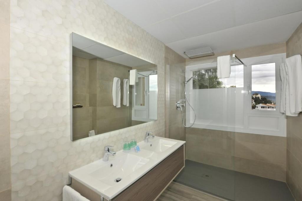 Superior Room with Balcony - Non-Smoking - Photo 13