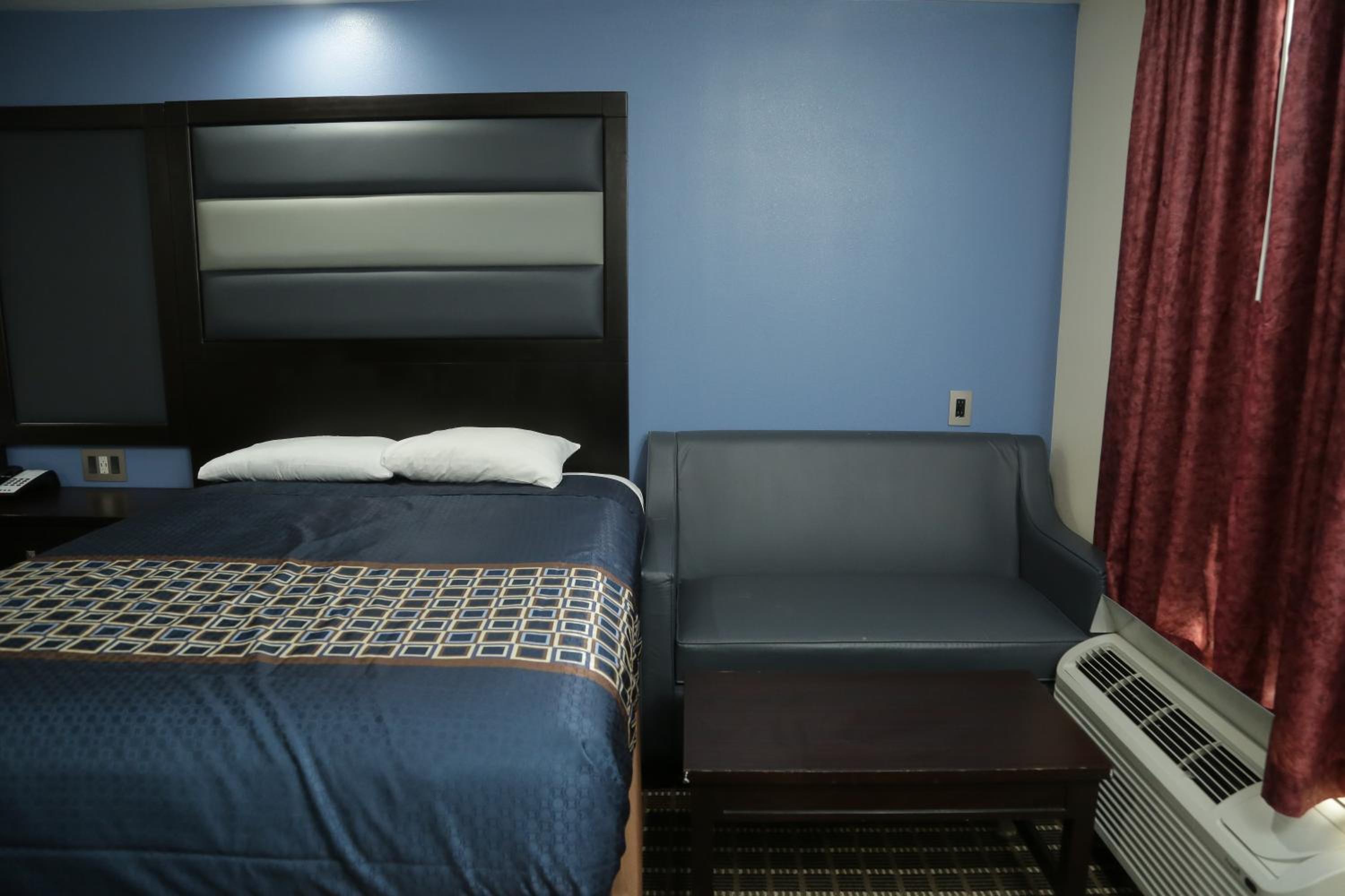 Queen Room with Two Queen Beds - Photo 13