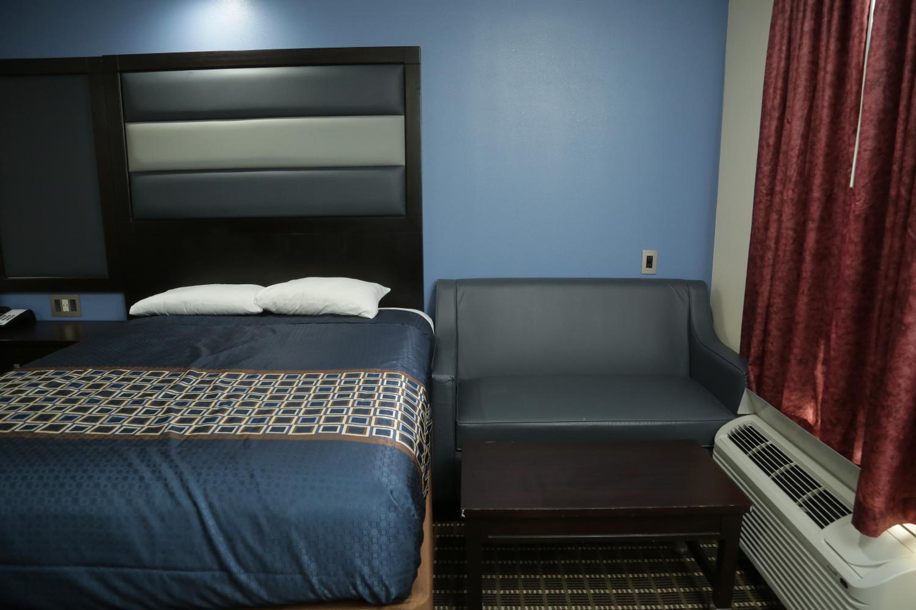 Queen Room with Two Queen Beds - Photo 39