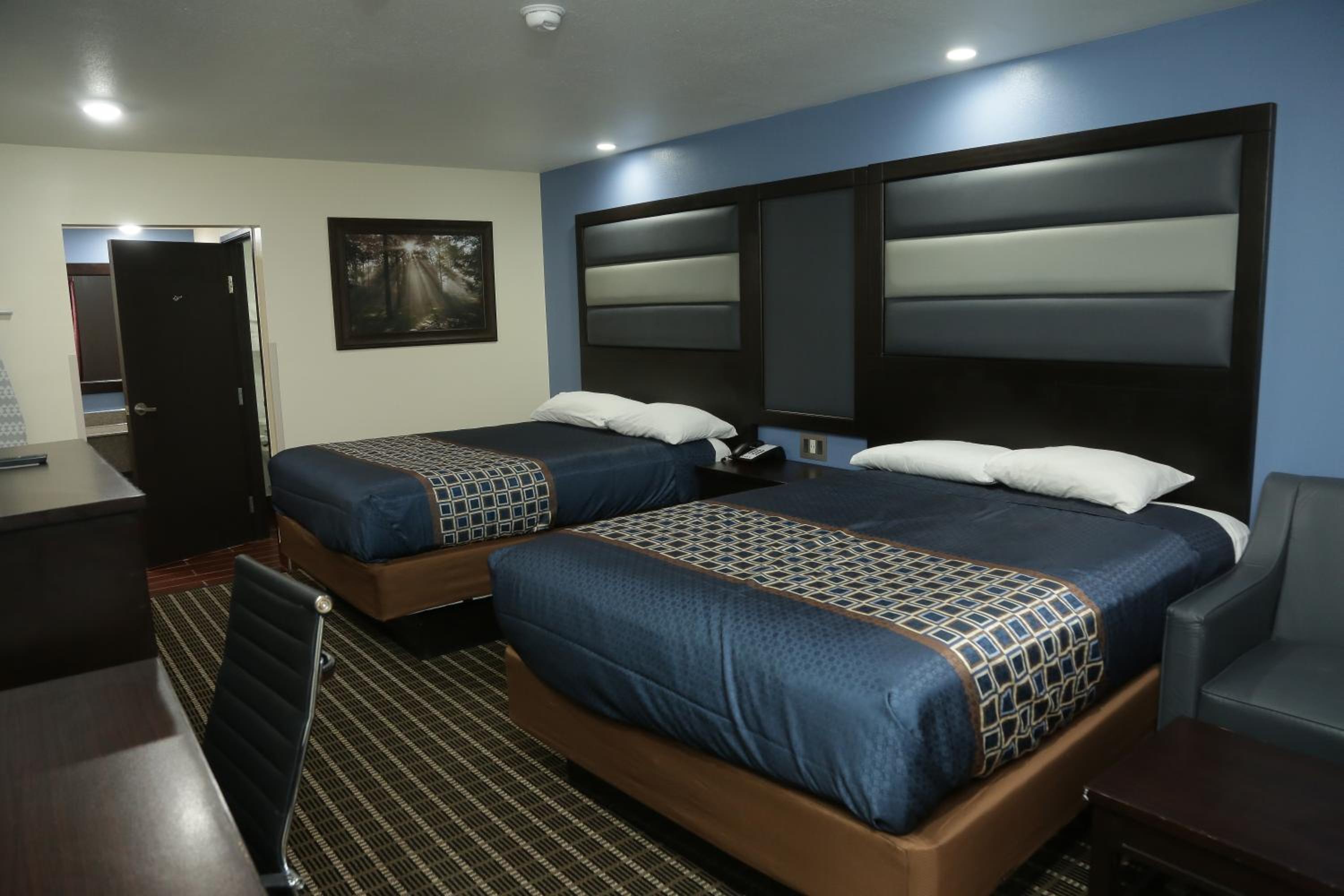 Queen Room with Two Queen Beds - Photo 34