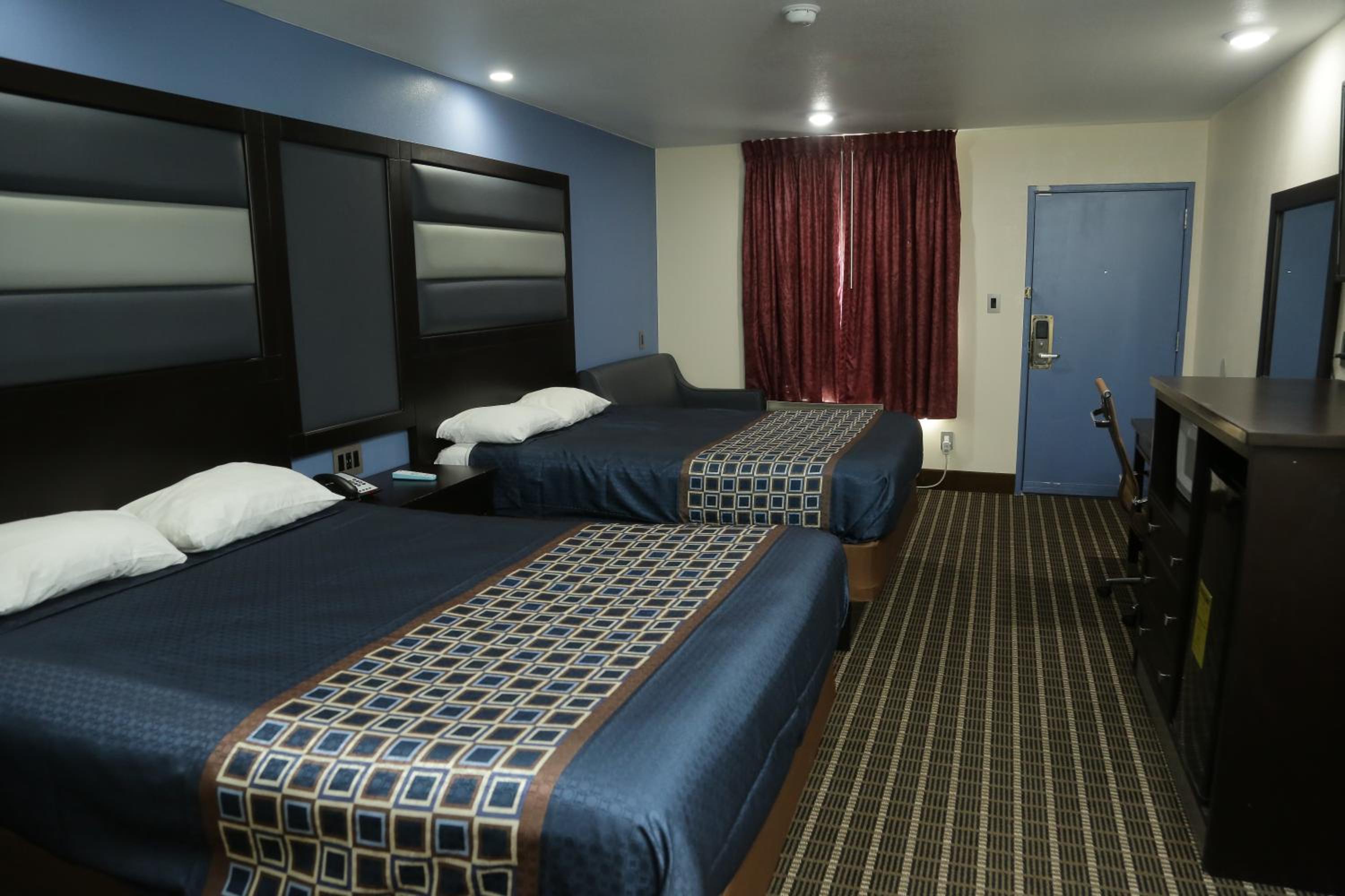 Queen Room with Two Queen Beds - Photo 4