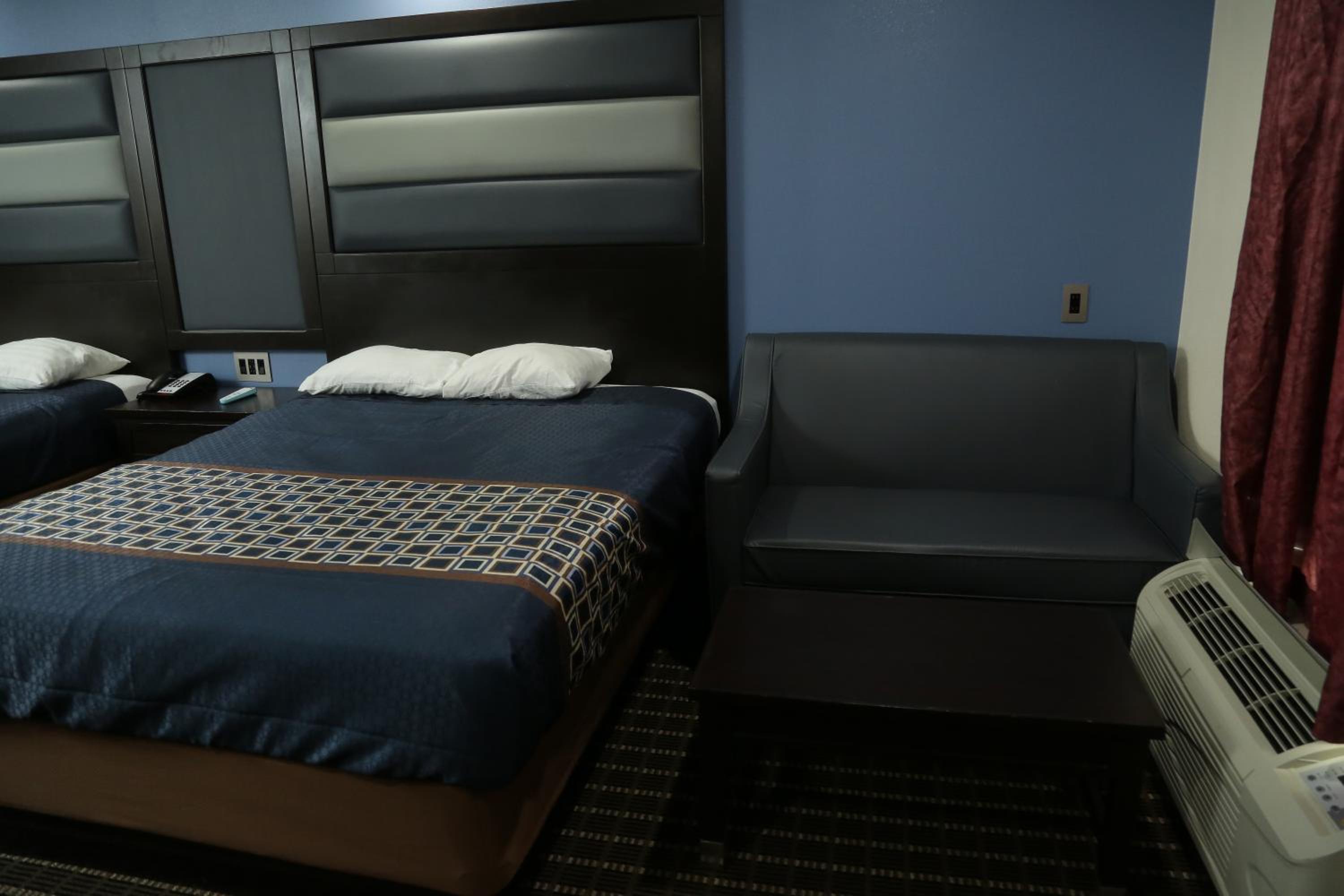 Queen Room with Two Queen Beds - Photo 25