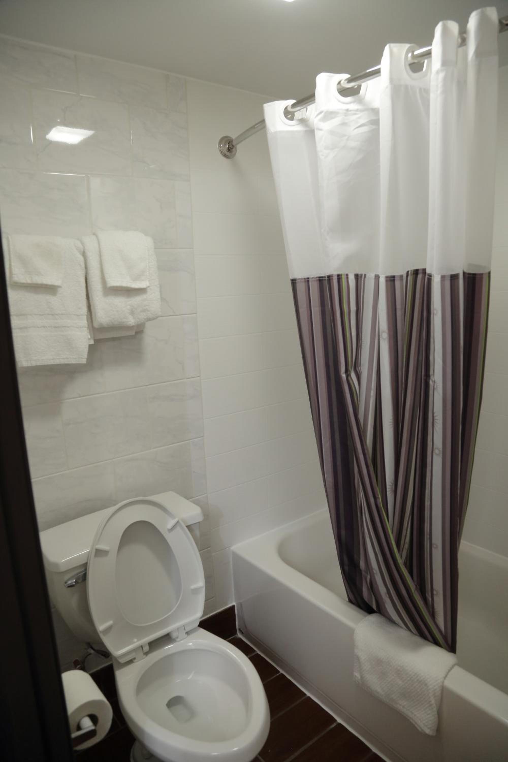 Queen Room with Two Queen Beds - Photo 48