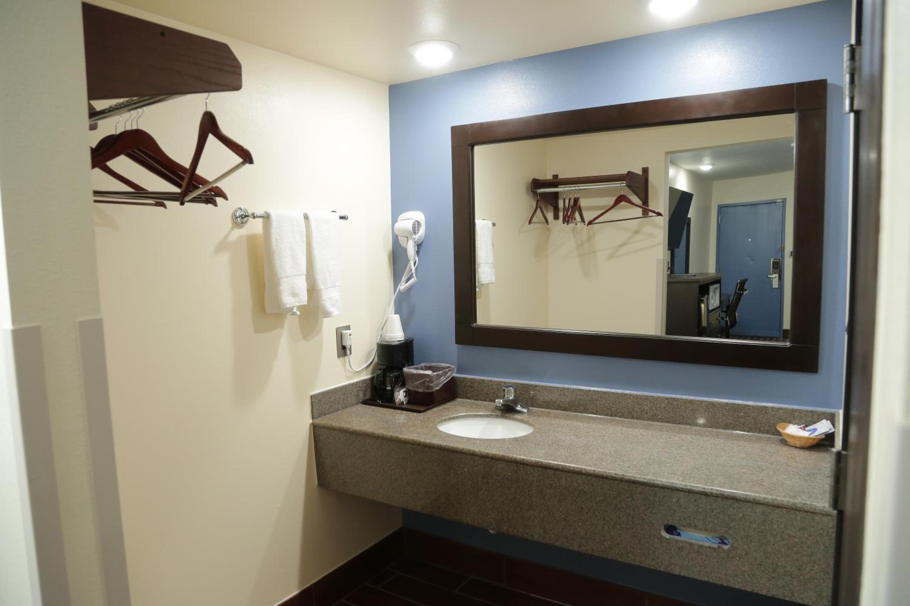 Queen Room with Two Queen Beds - Photo 47