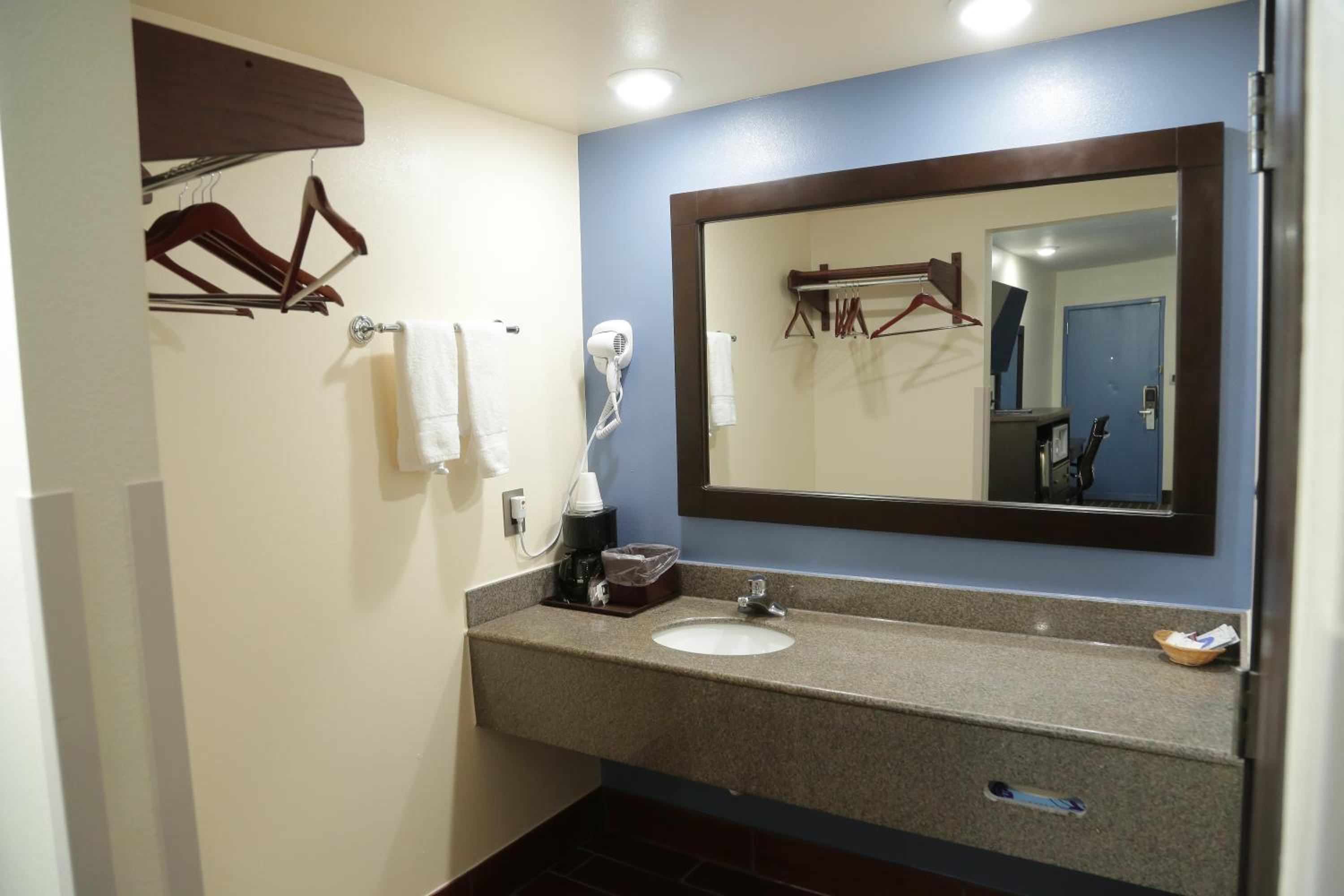 Queen Room with Two Queen Beds - Photo 46
