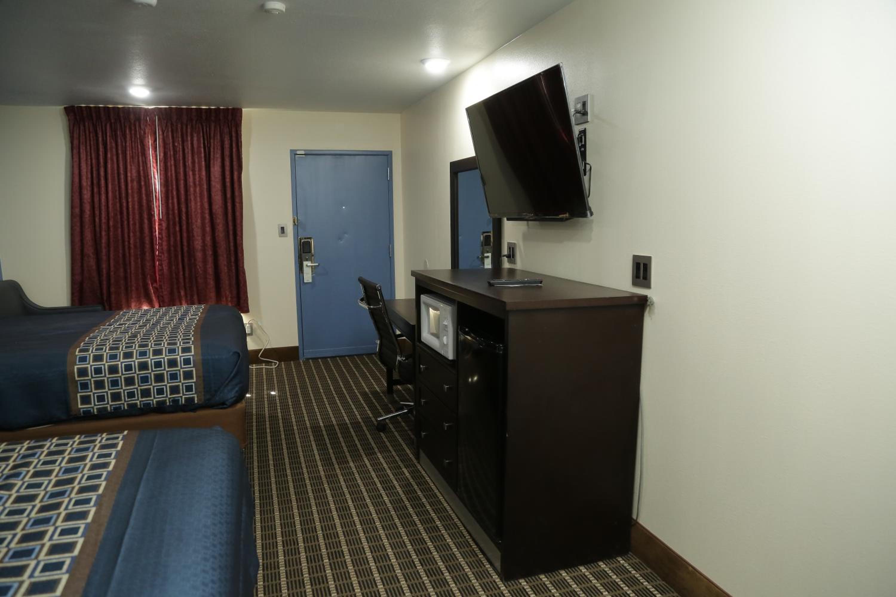 Queen Room with Two Queen Beds - Photo 32