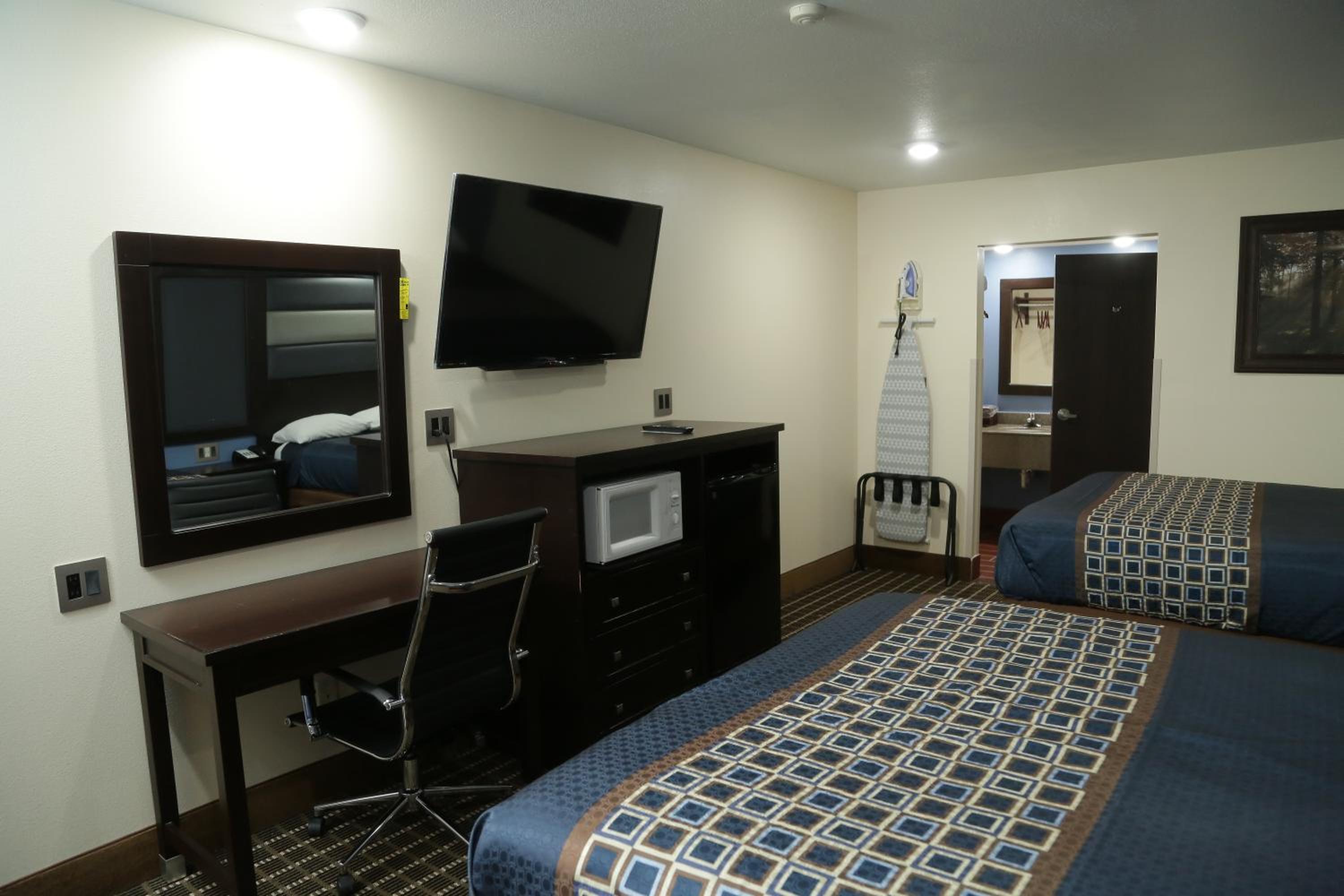 Queen Room with Two Queen Beds - Photo 22