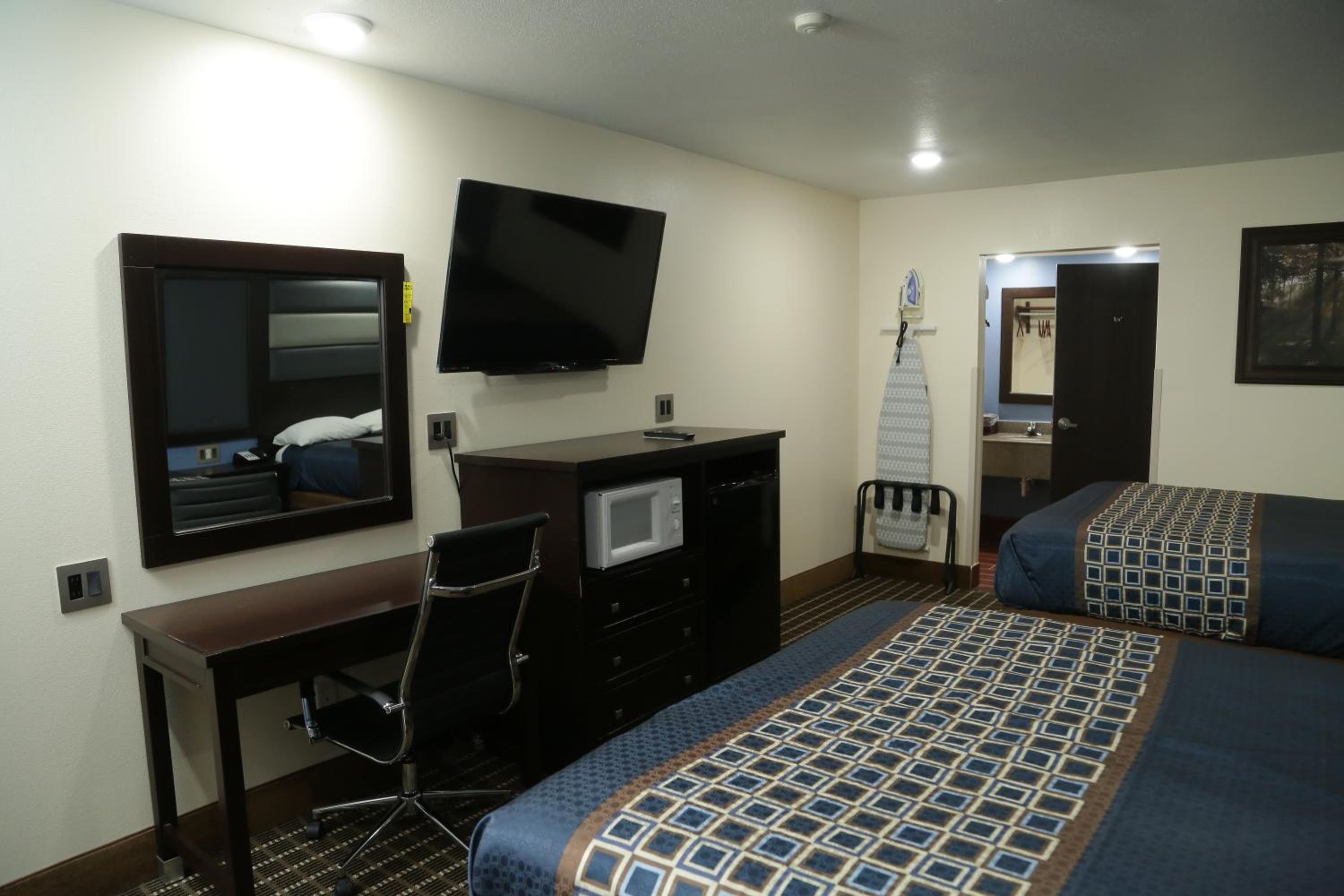 Queen Room with Two Queen Beds - Photo 21