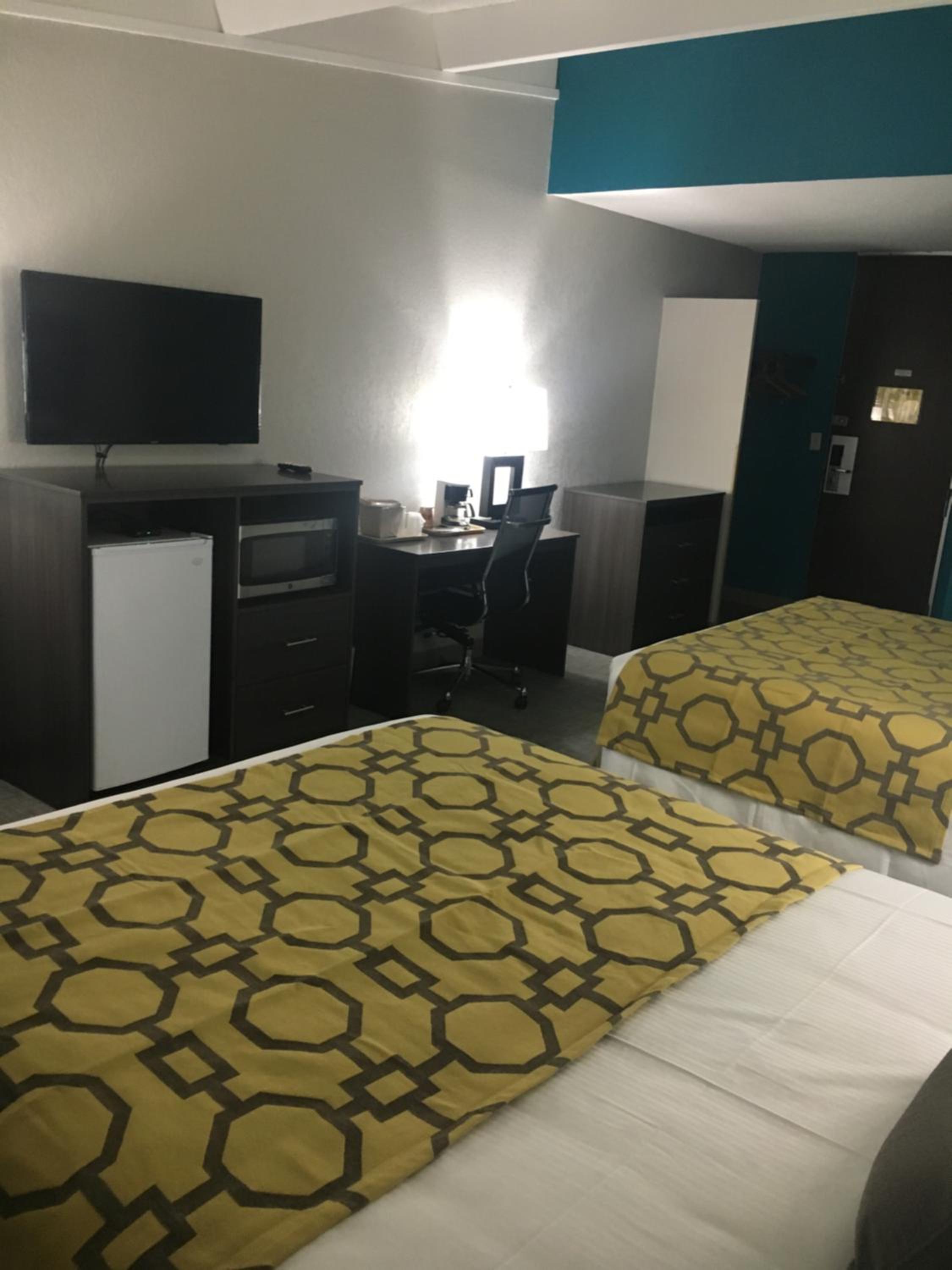 Queen Room with Two Queen Beds - Non-Smoking photo 1