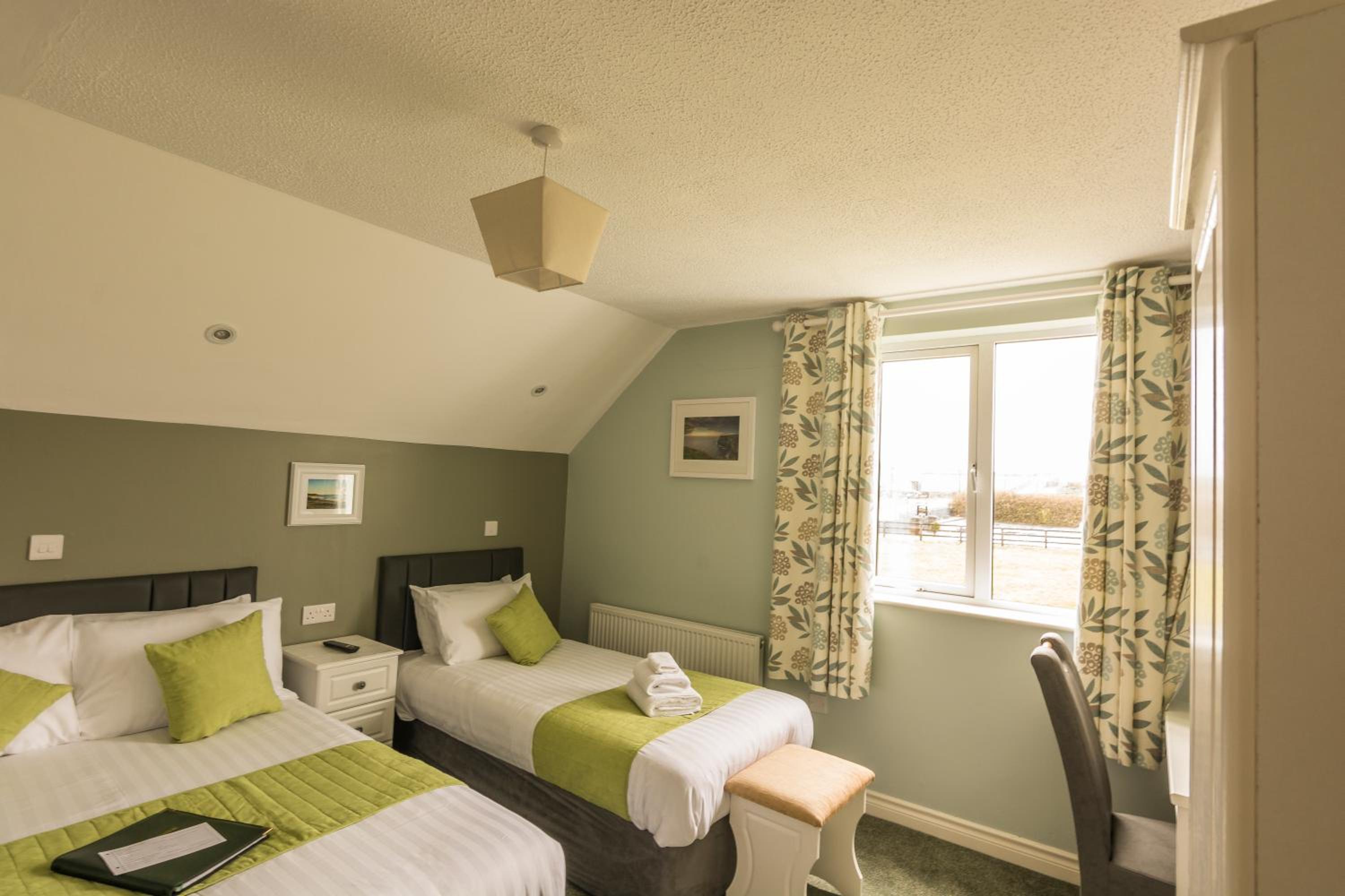 Double or Twin Room with Bathroom - Photo 1