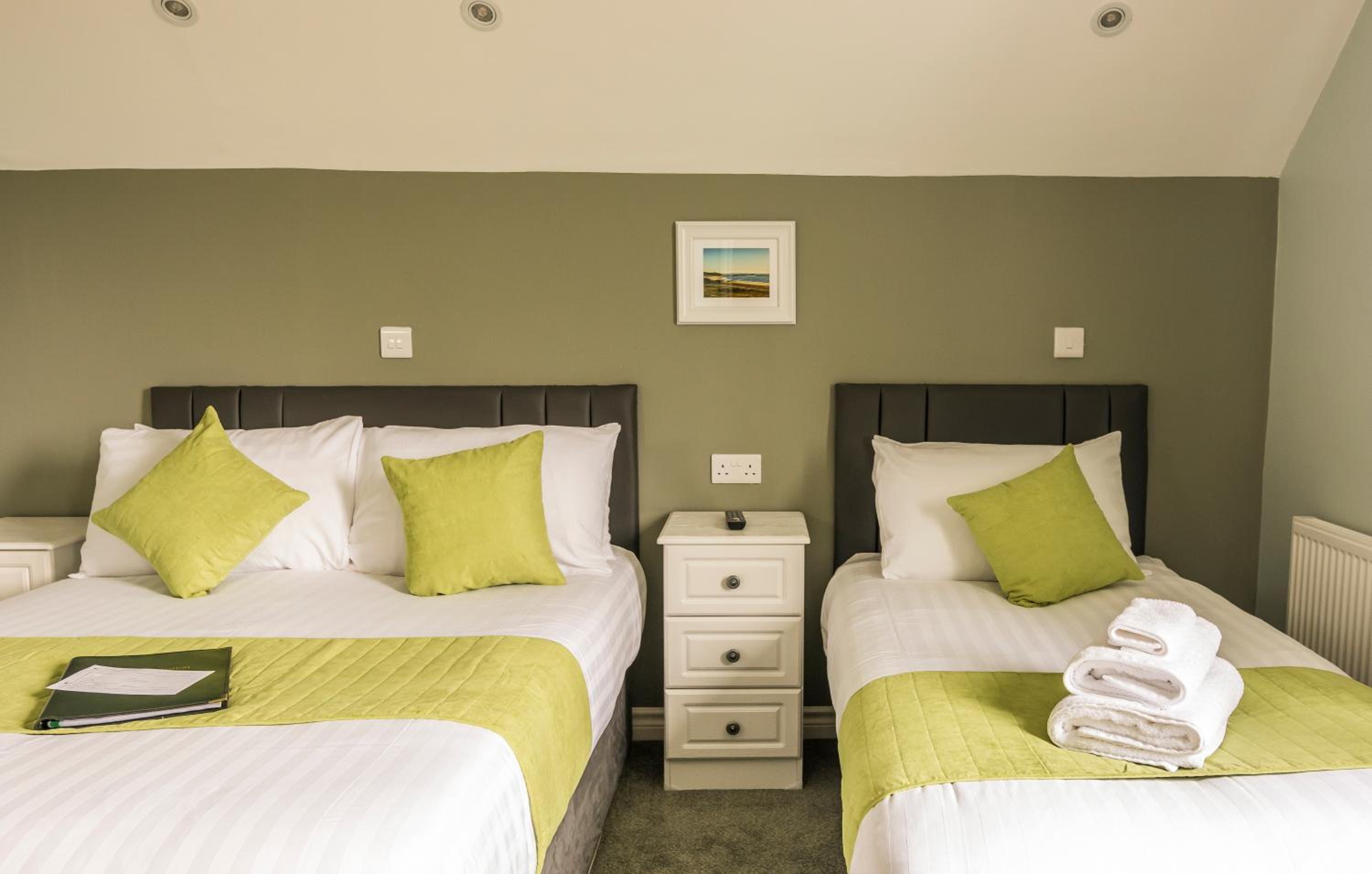 Double or Twin Room with Bathroom - Photo 4