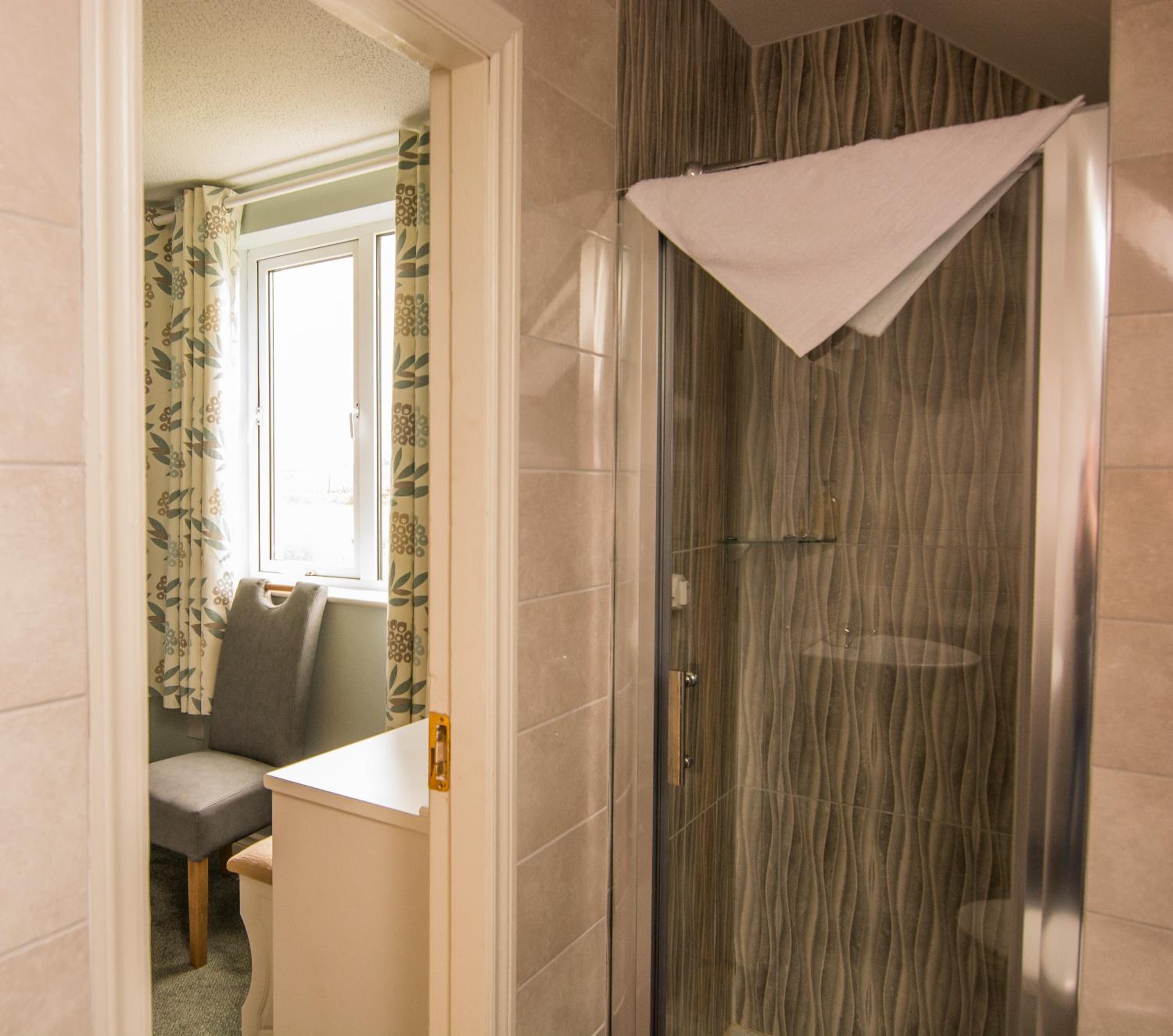 Double or Twin Room with Bathroom - Photo 2