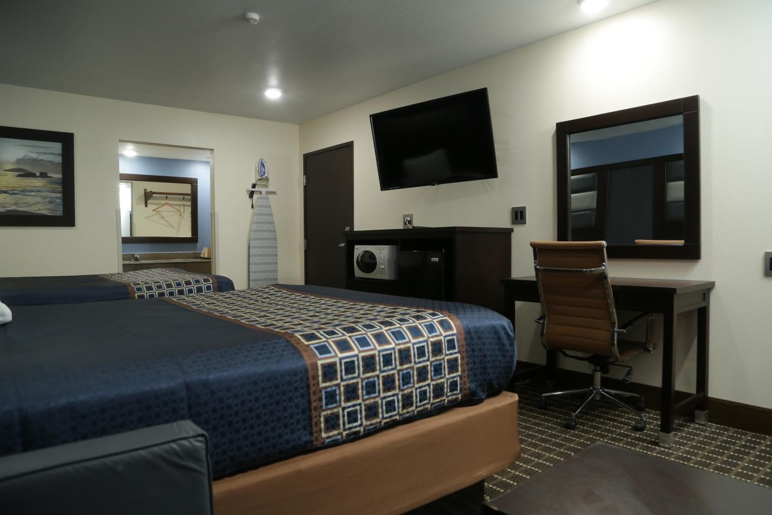 Queen Room with Two Queen Beds - Photo 1