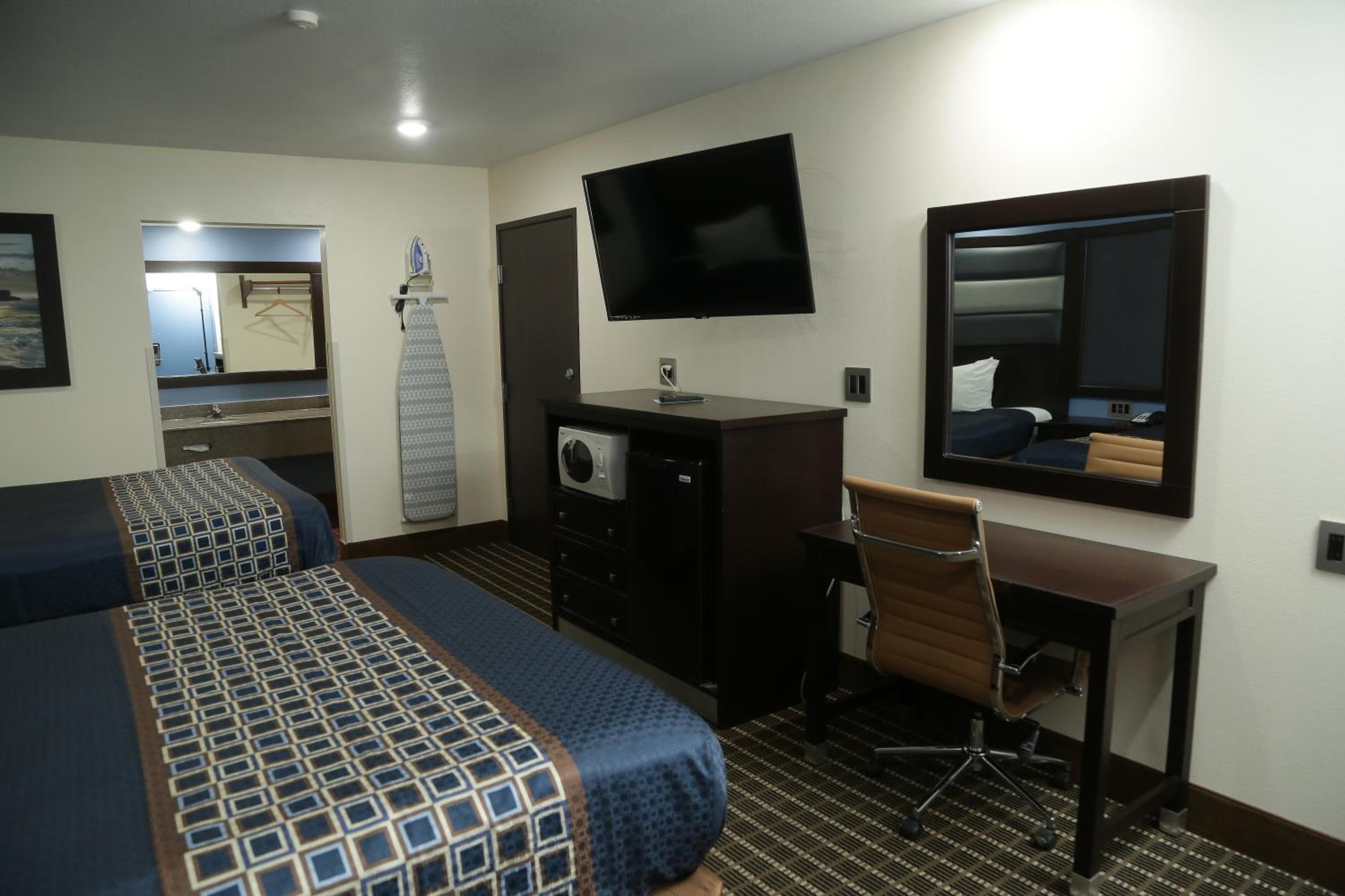 Queen Room with Two Queen Beds - Photo 18