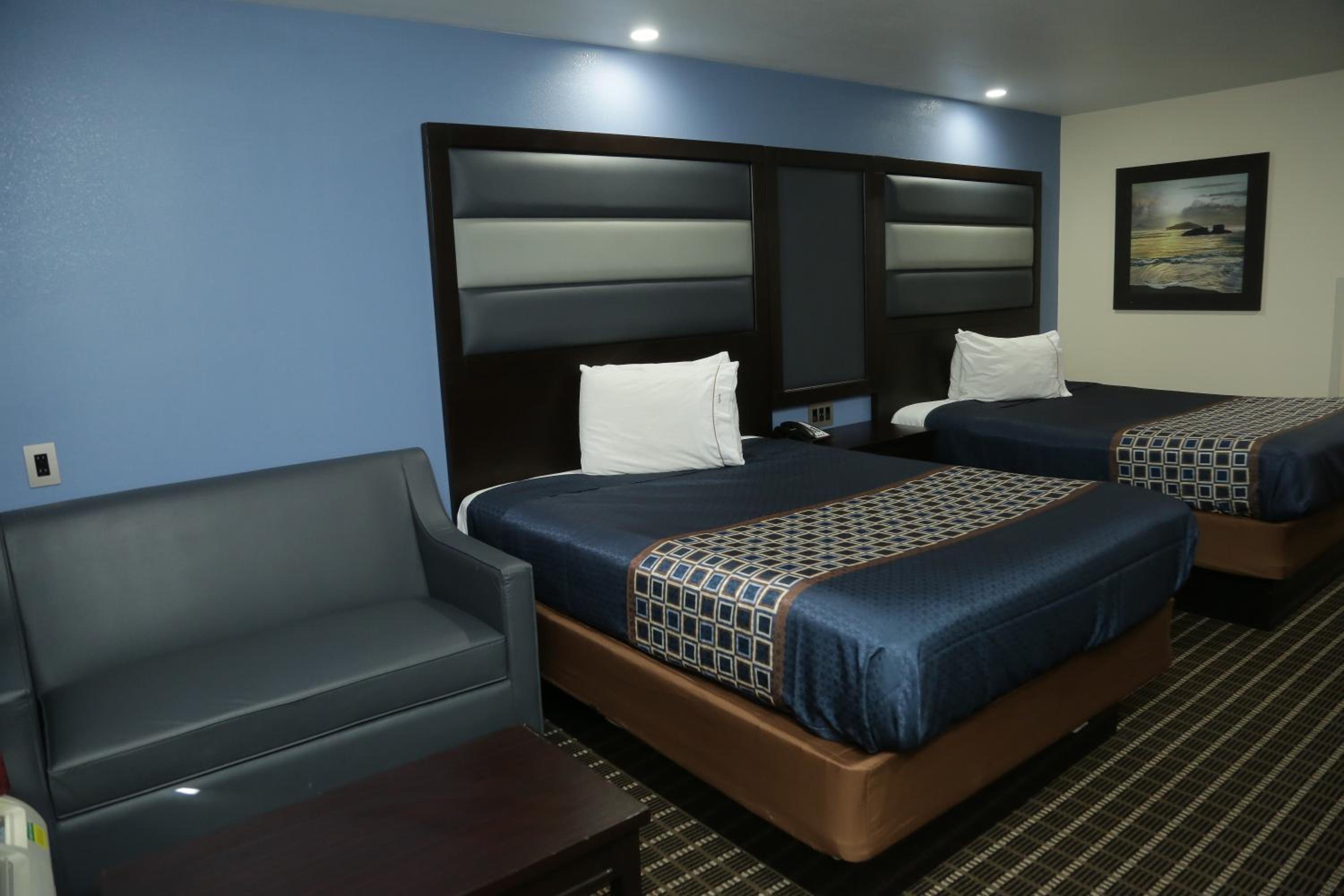 Queen Room with Two Queen Beds - Photo 17