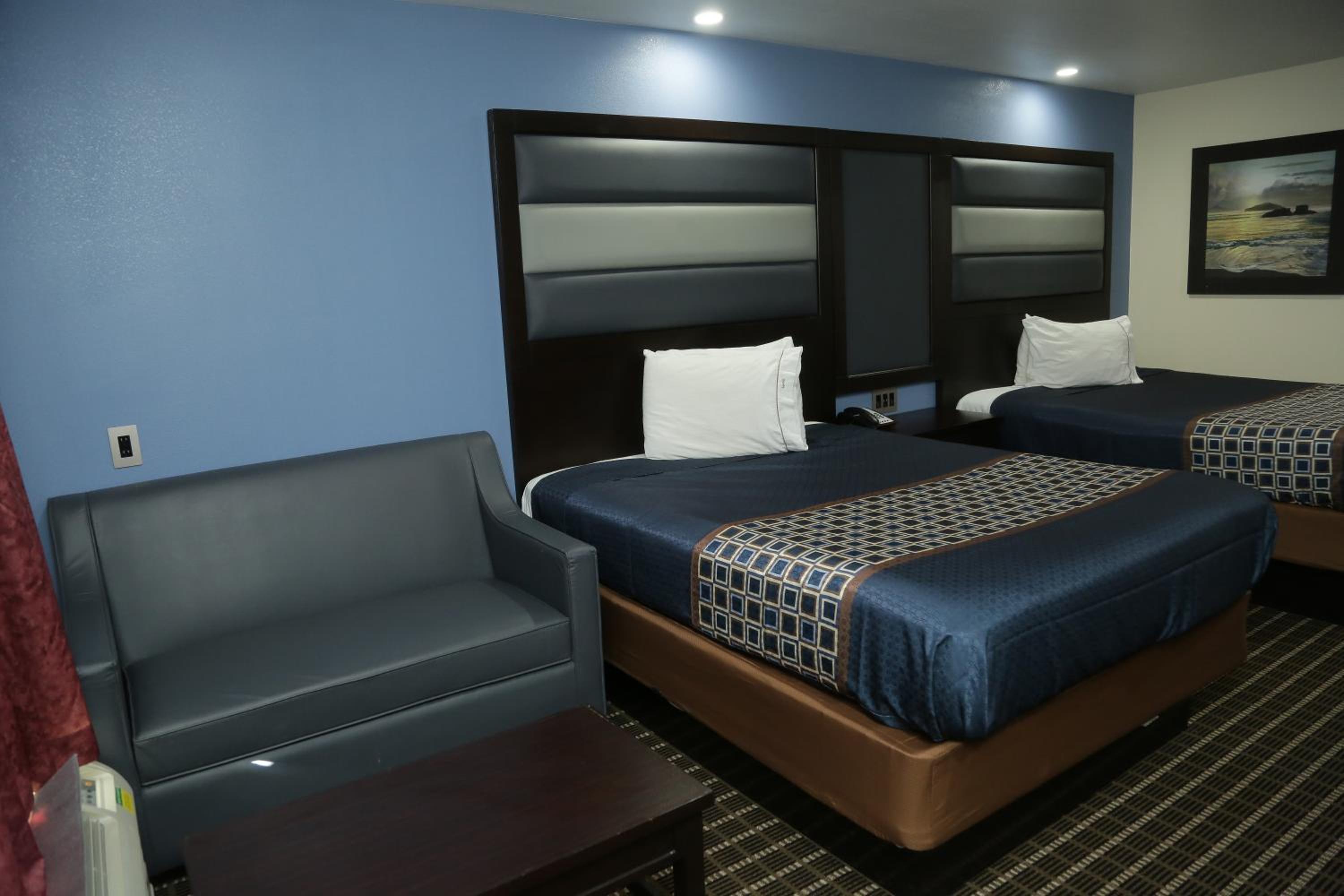 Queen Room with Two Queen Beds - Photo 16