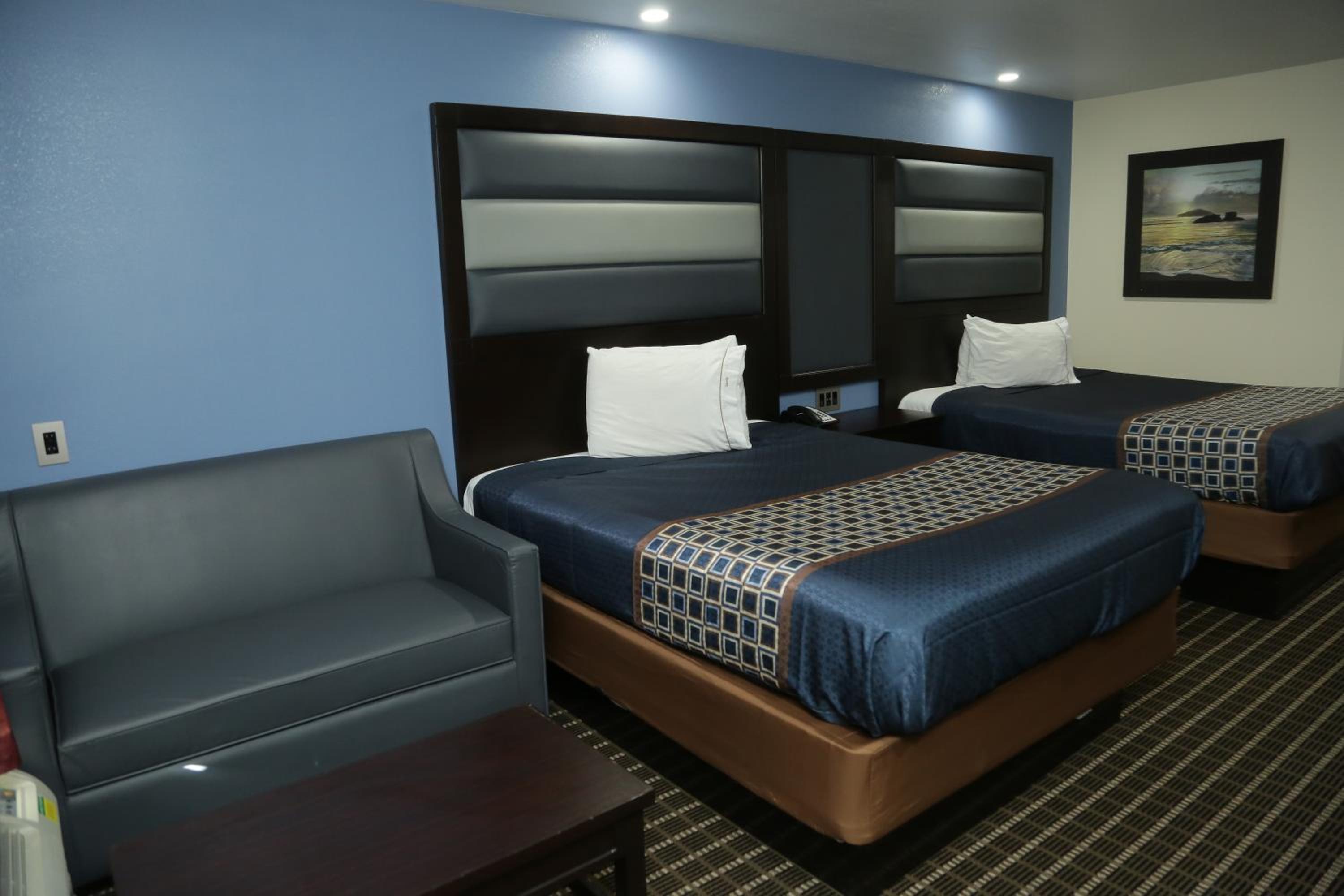 Queen Room with Two Queen Beds - Photo 15