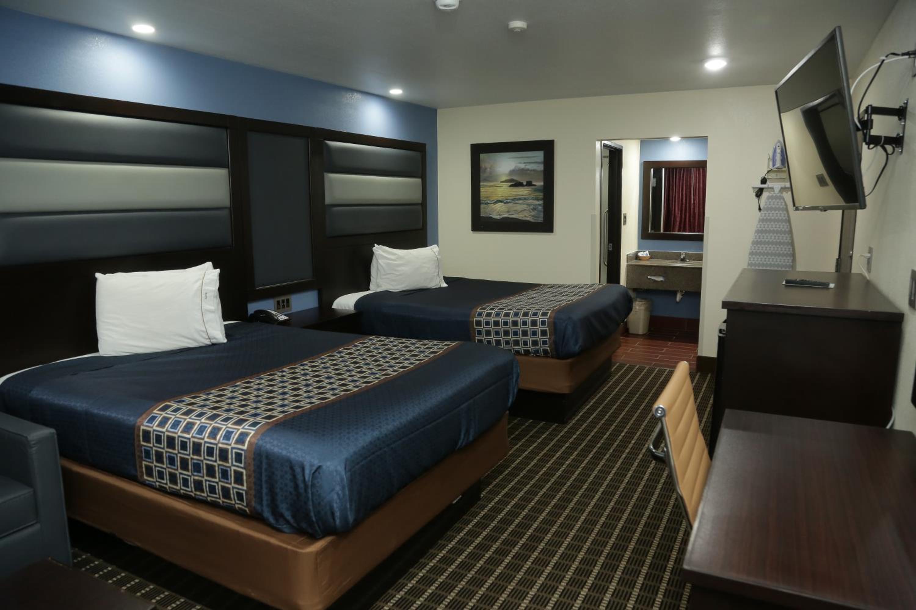 Queen Room with Two Queen Beds - Photo 24