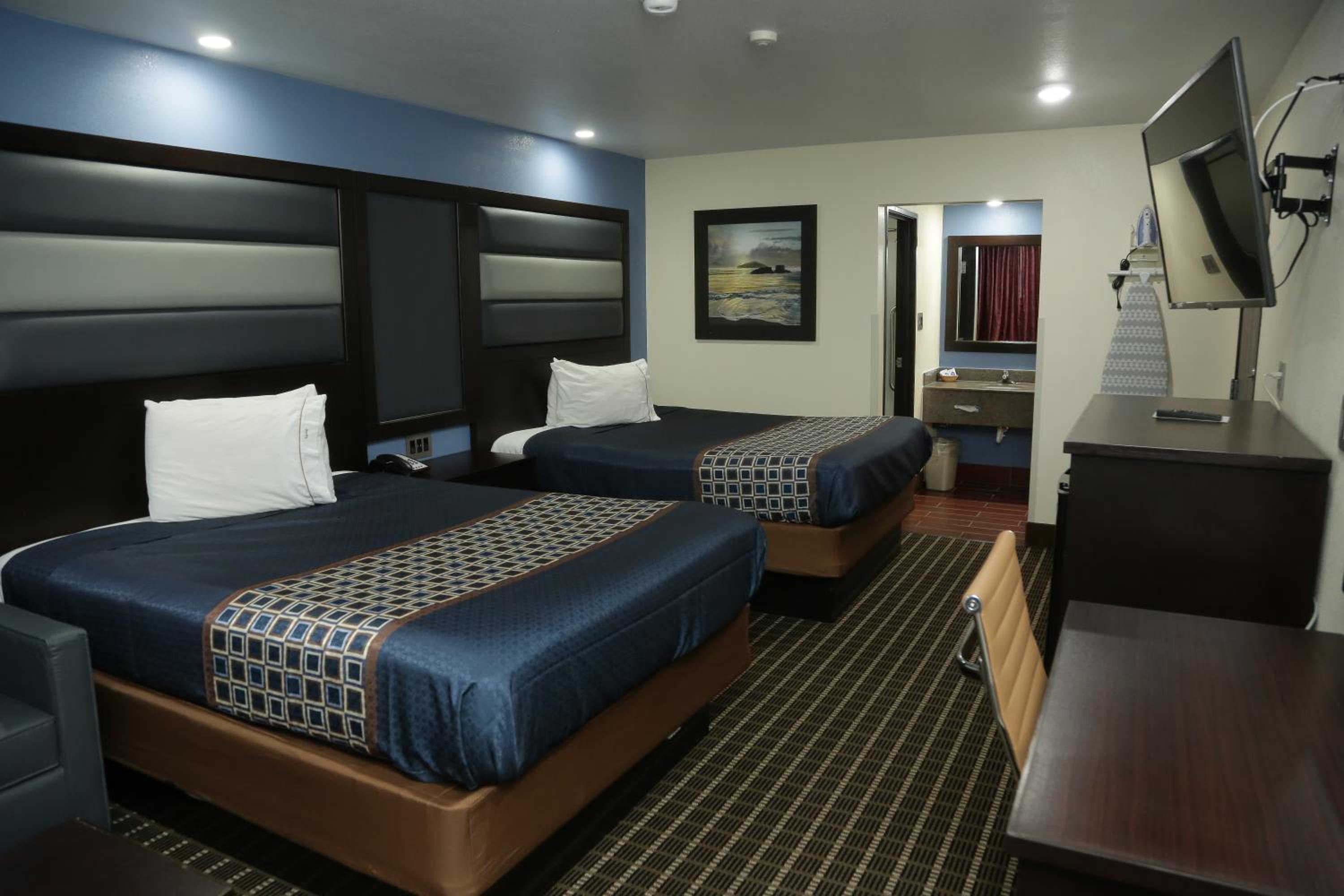 Queen Room with Two Queen Beds - Photo 2
