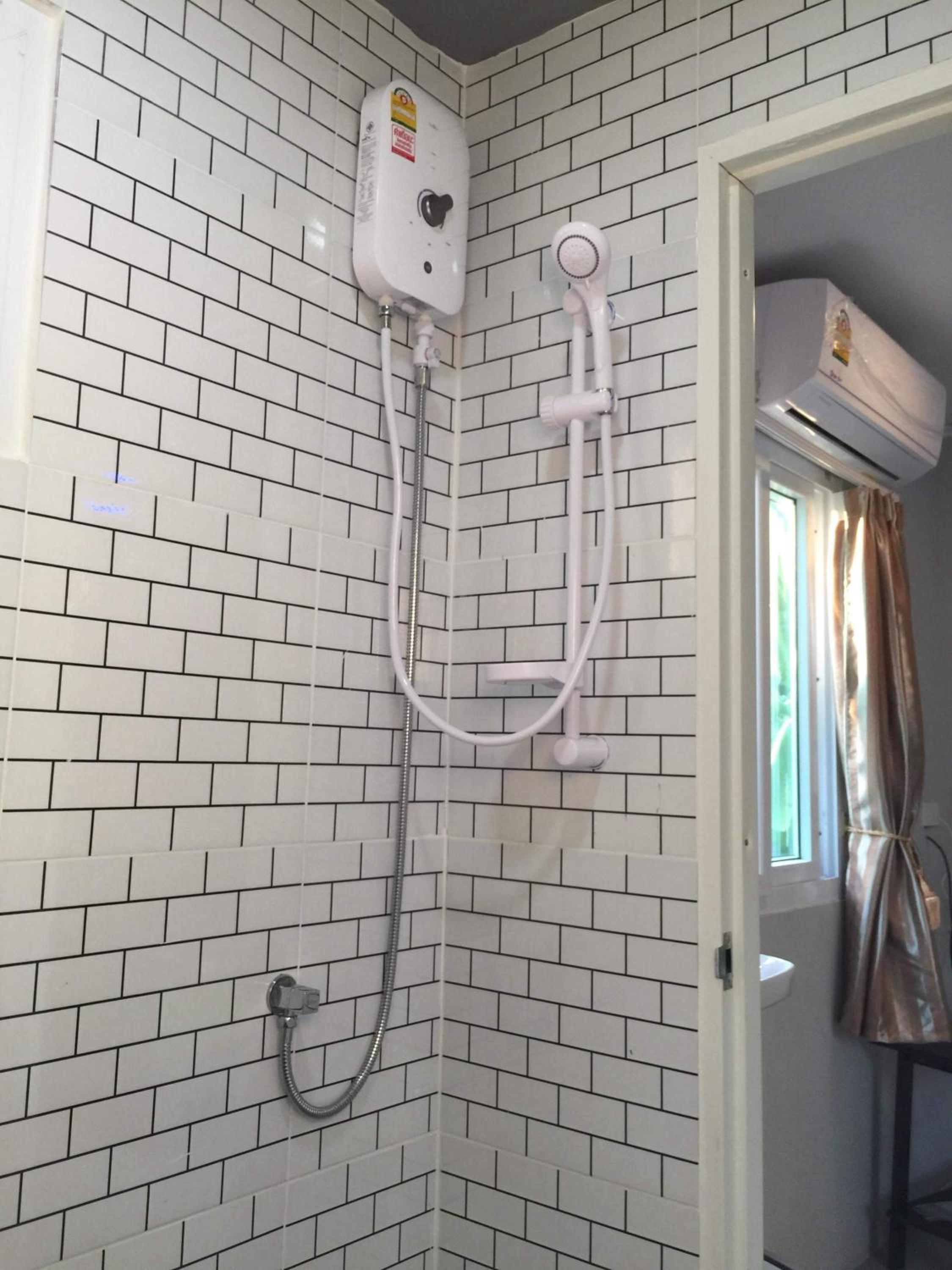 Budget Double Room with Private Bathroom - Photo 4