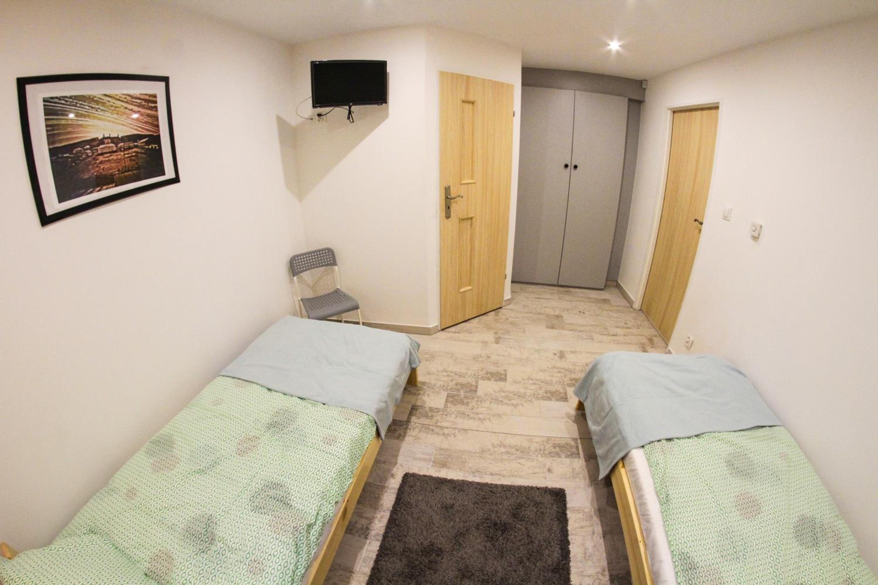 Twin Room with Private Bathroom - Photo 6